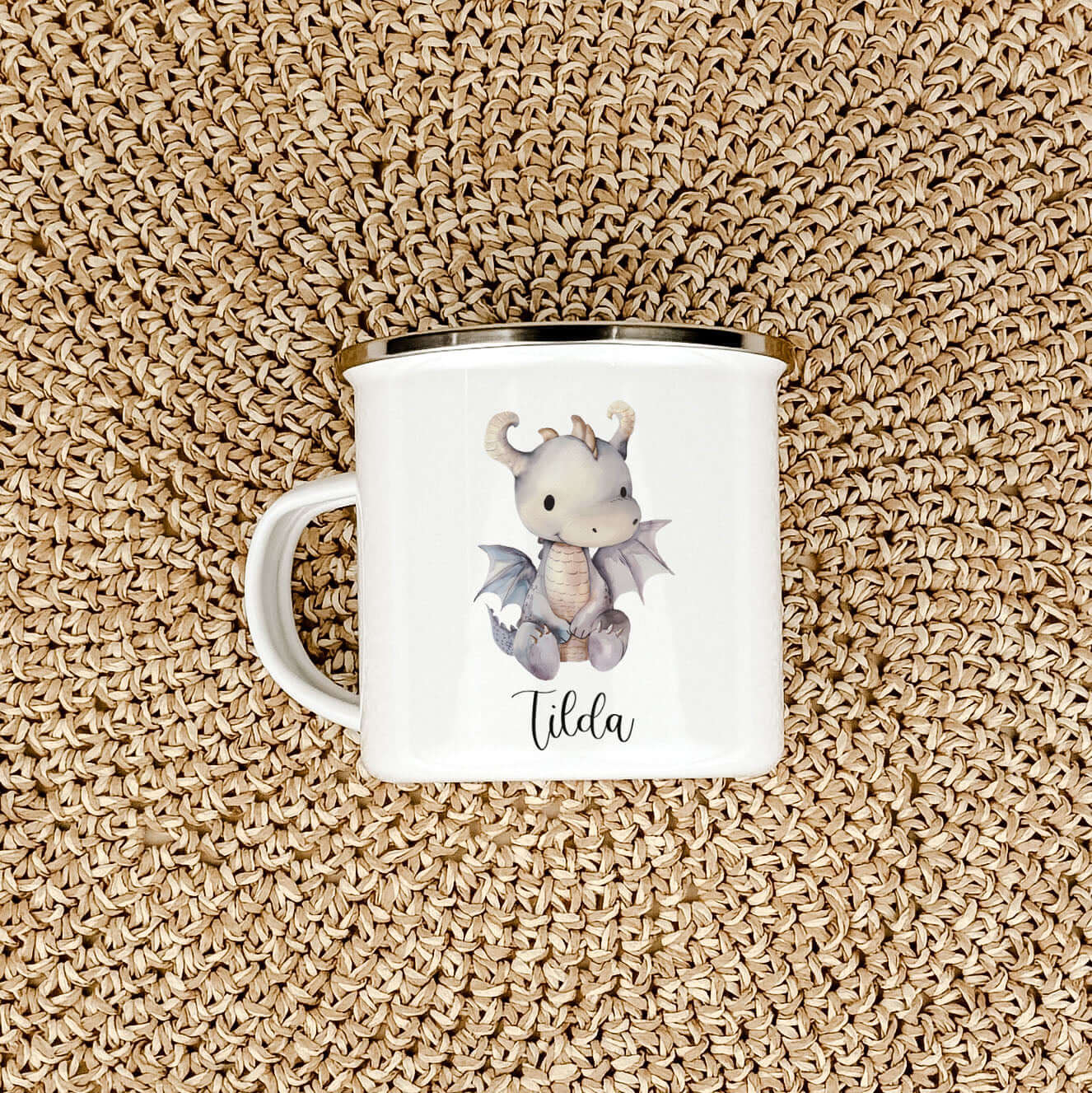 Emaille Tasse Drache-famprints-Emaille Tasse-Entdecke die magische Welt der Emaille Tasse Drache! Personalisiert mit dem Namen deines Kindes und bedruckt mit einem süßen Drachen in Aquarell Optik, ist diese Tasse ein echter Blickfang. Der brillante und la
