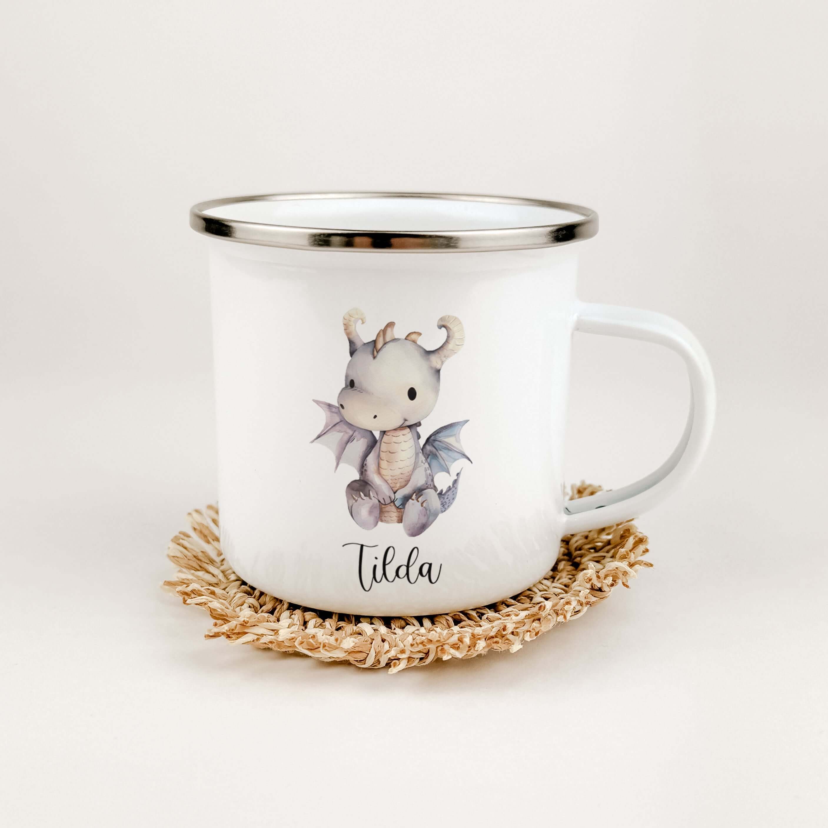 Emaille Tasse Drache-famprints-Emaille Tasse-Entdecke die magische Welt der Emaille Tasse Drache! Personalisiert mit dem Namen deines Kindes und bedruckt mit einem süßen Drachen in Aquarell Optik, ist diese Tasse ein echter Blickfang. Der brillante und la