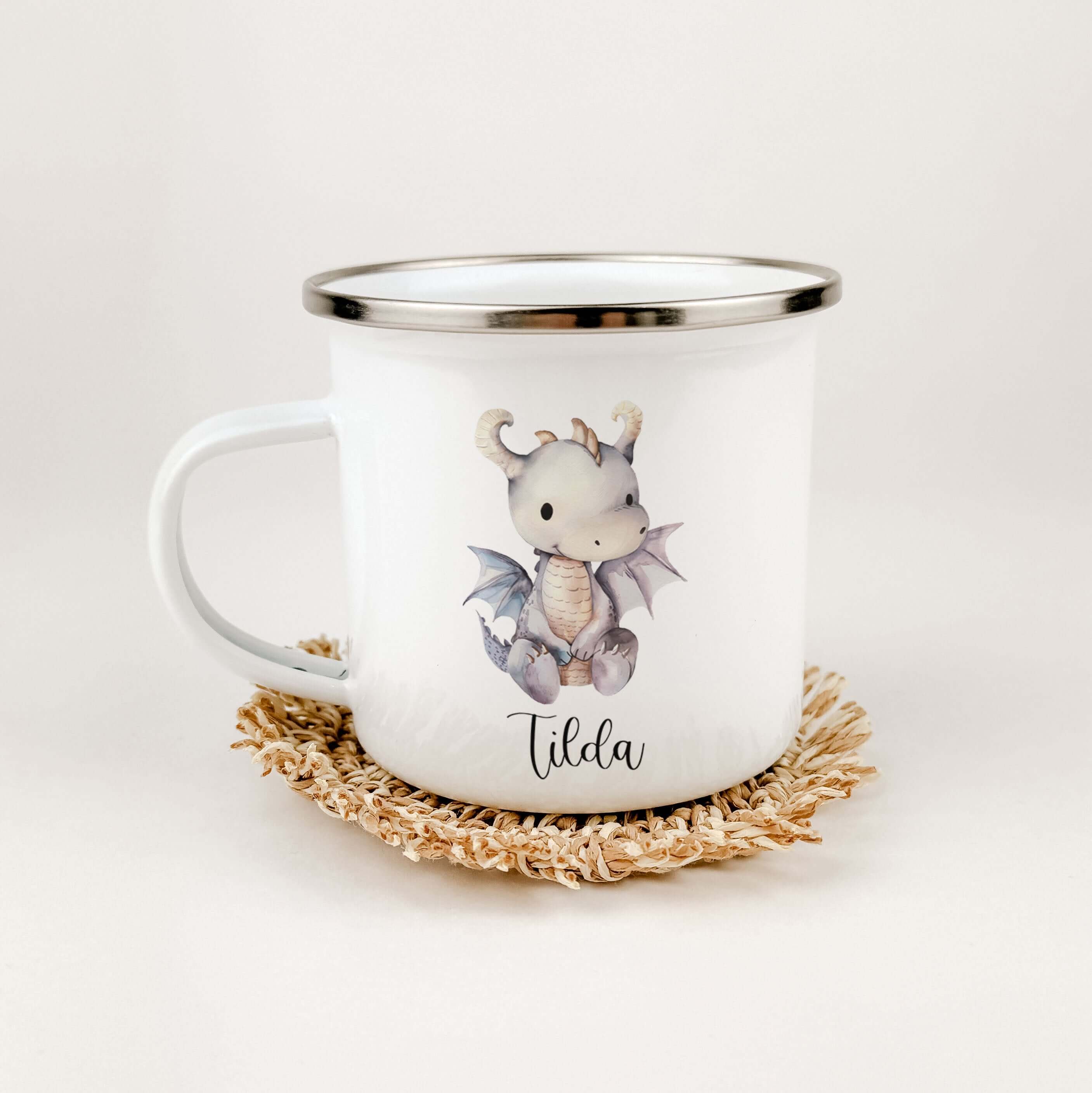Emaille Tasse Drache-famprints-Emaille Tasse-Entdecke die magische Welt der Emaille Tasse Drache! Personalisiert mit dem Namen deines Kindes und bedruckt mit einem süßen Drachen in Aquarell Optik, ist diese Tasse ein echter Blickfang. Der brillante und la