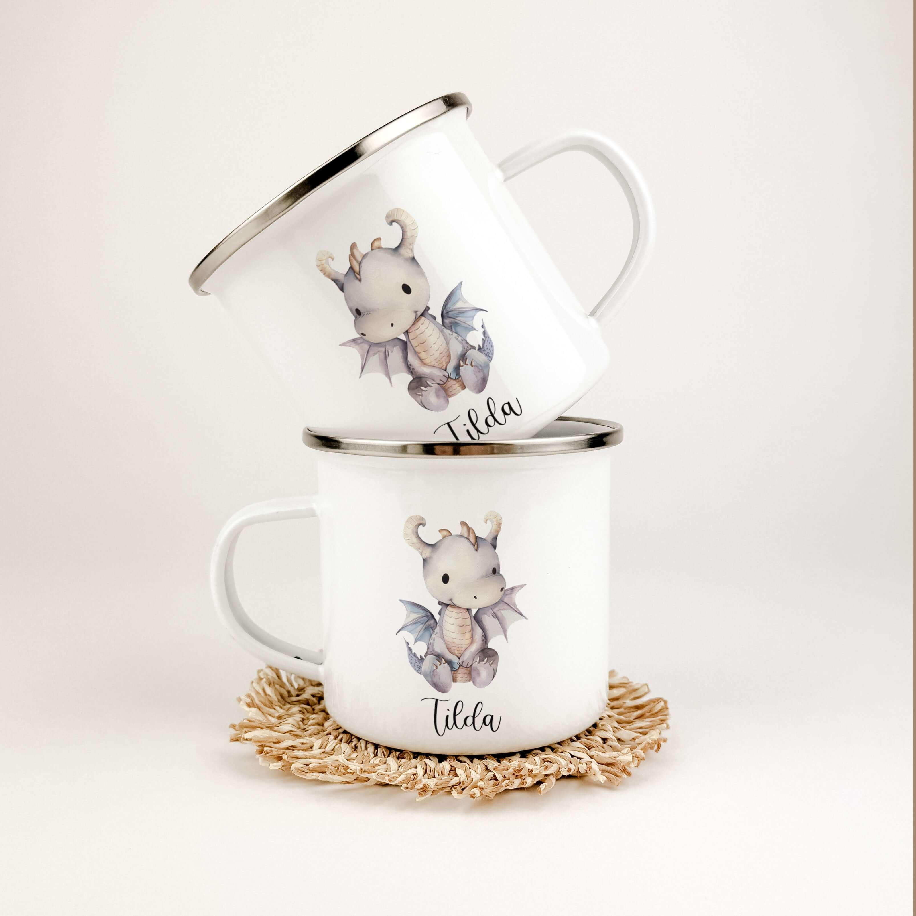 Emaille Tasse Drache-famprints-Emaille Tasse-Entdecke die magische Welt der Emaille Tasse Drache! Personalisiert mit dem Namen deines Kindes und bedruckt mit einem süßen Drachen in Aquarell Optik, ist diese Tasse ein echter Blickfang. Der brillante und la
