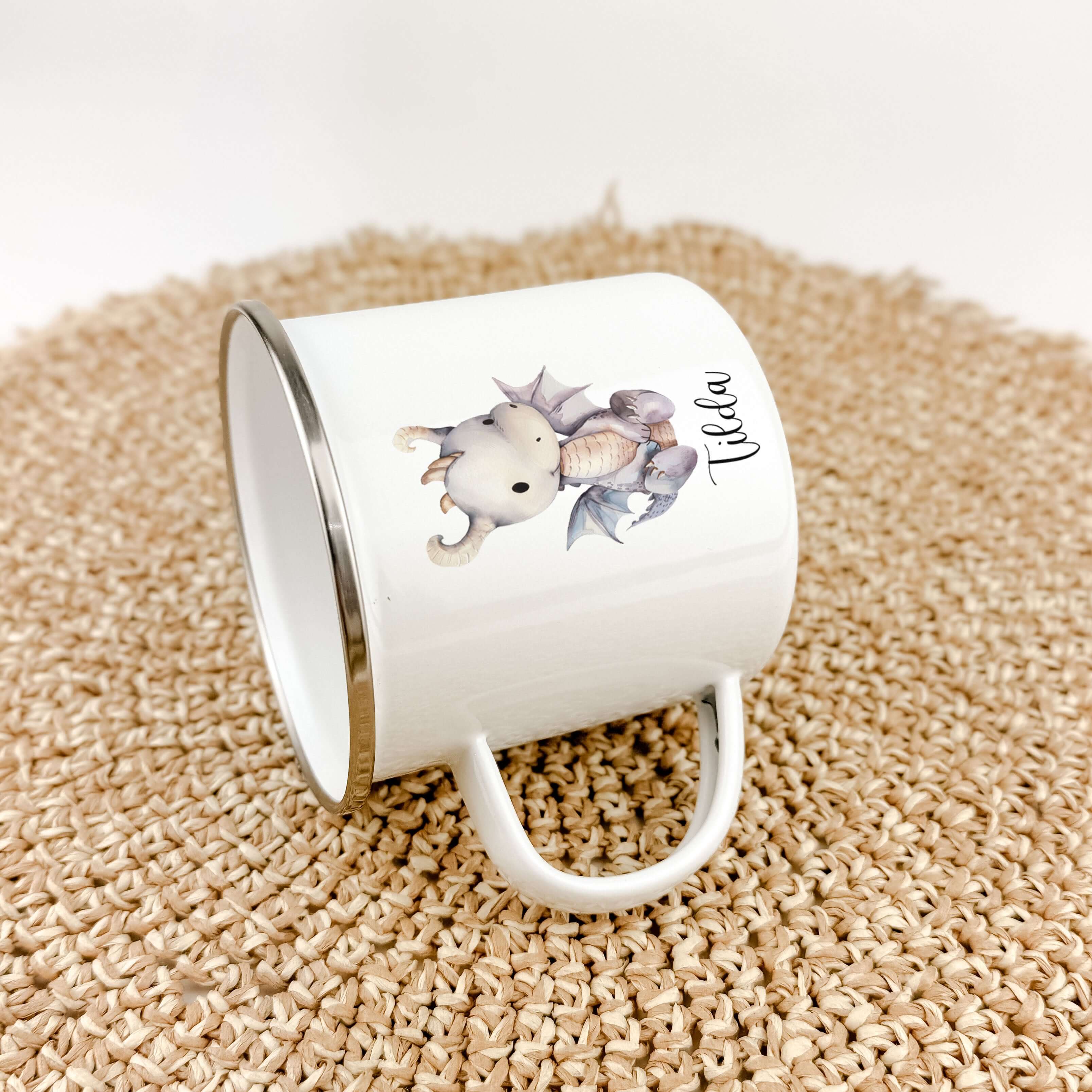 Emaille Tasse Drache-famprints-Emaille Tasse-Entdecke die magische Welt der Emaille Tasse Drache! Personalisiert mit dem Namen deines Kindes und bedruckt mit einem süßen Drachen in Aquarell Optik, ist diese Tasse ein echter Blickfang. Der brillante und la