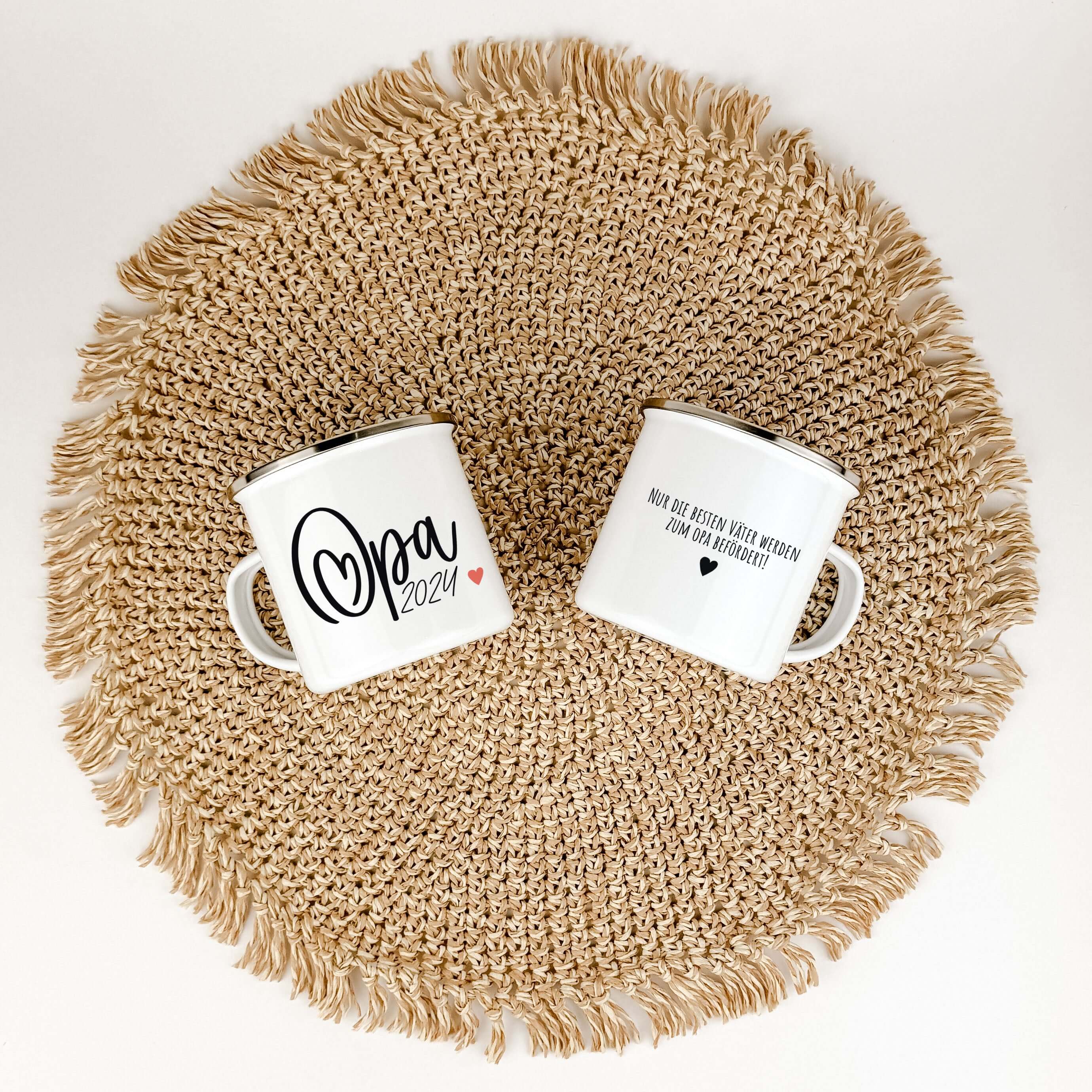 Emaille Tasse Du wirst Opa-famprints-Emaille Tasse-Entdecke die Emaille Tasse "Du wirst Opa" – das perfekte Geschenk für werdende Großeltern! Diese Tasse bietet dir die Möglichkeit, eine persönliche Widmung und das Jahr hinzuzufügen, und sorgt für unverge