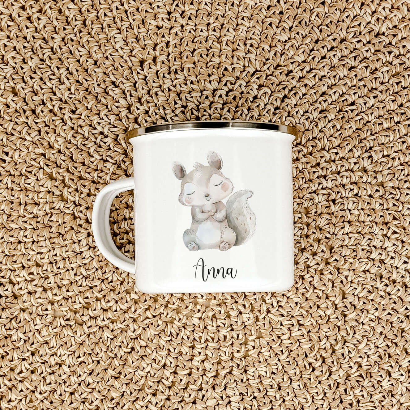Emaille Tasse Eichhörnchen-famprints-Emaille Tasse-Entdecke die bezaubernde Emaille Tasse Eichhörnchen – ein ideales Geschenk für kleine Tierfreunde! Mit einem niedlichen Eichhörnchen in liebevoller Aquarell-Optik zieht dieser personalisierte Kinderbecher