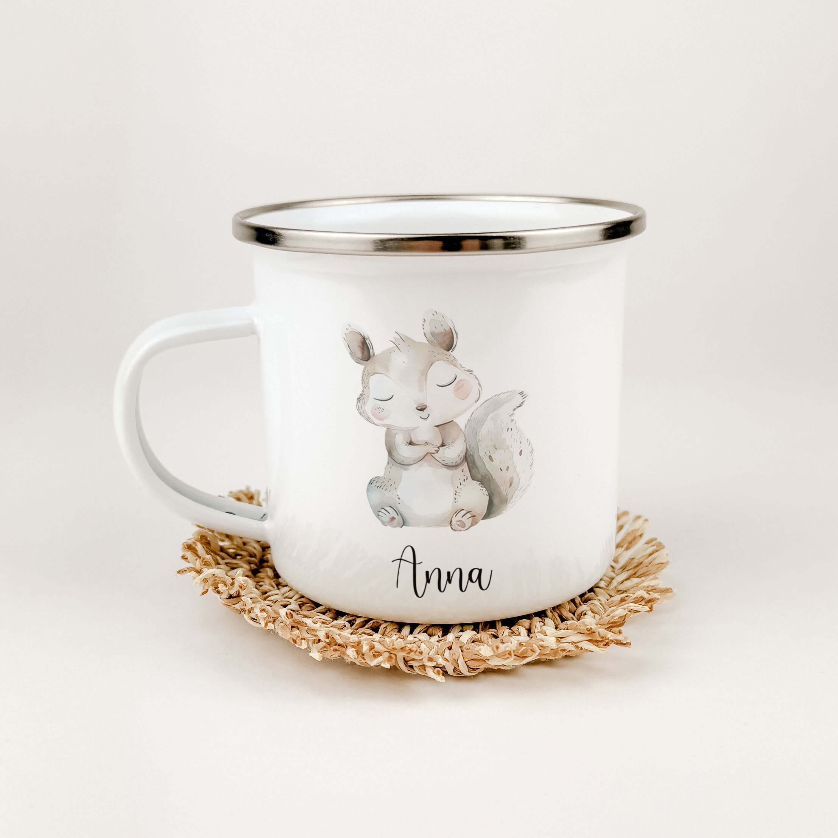 Emaille Tasse Eichhörnchen-famprints-Emaille Tasse-Entdecke die bezaubernde Emaille Tasse Eichhörnchen – ein ideales Geschenk für kleine Tierfreunde! Mit einem niedlichen Eichhörnchen in liebevoller Aquarell-Optik zieht dieser personalisierte Kinderbecher