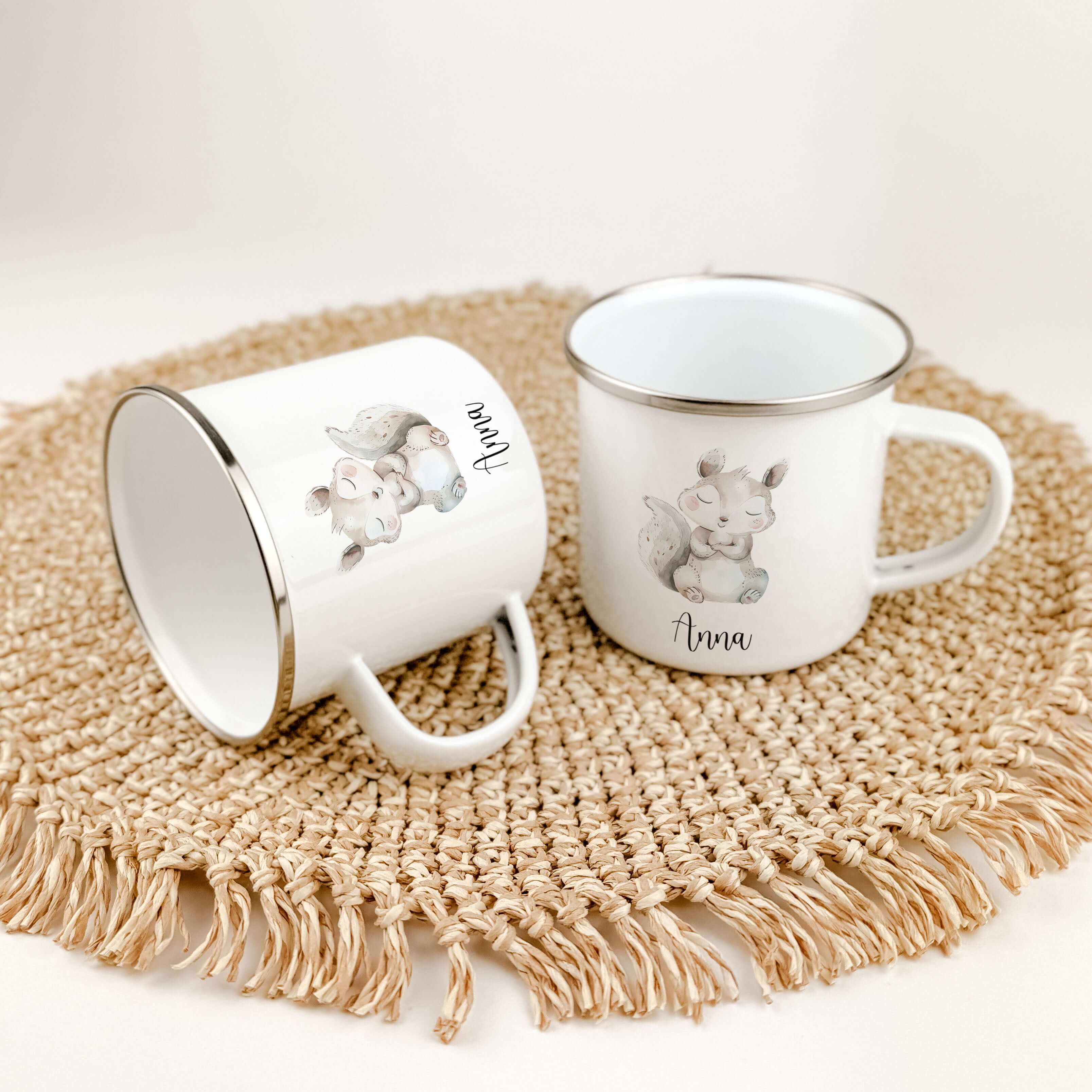 Emaille Tasse Eichhörnchen-famprints-Emaille Tasse-Entdecke die bezaubernde Emaille Tasse Eichhörnchen – ein ideales Geschenk für kleine Tierfreunde! Mit einem niedlichen Eichhörnchen in liebevoller Aquarell-Optik zieht dieser personalisierte Kinderbecher
