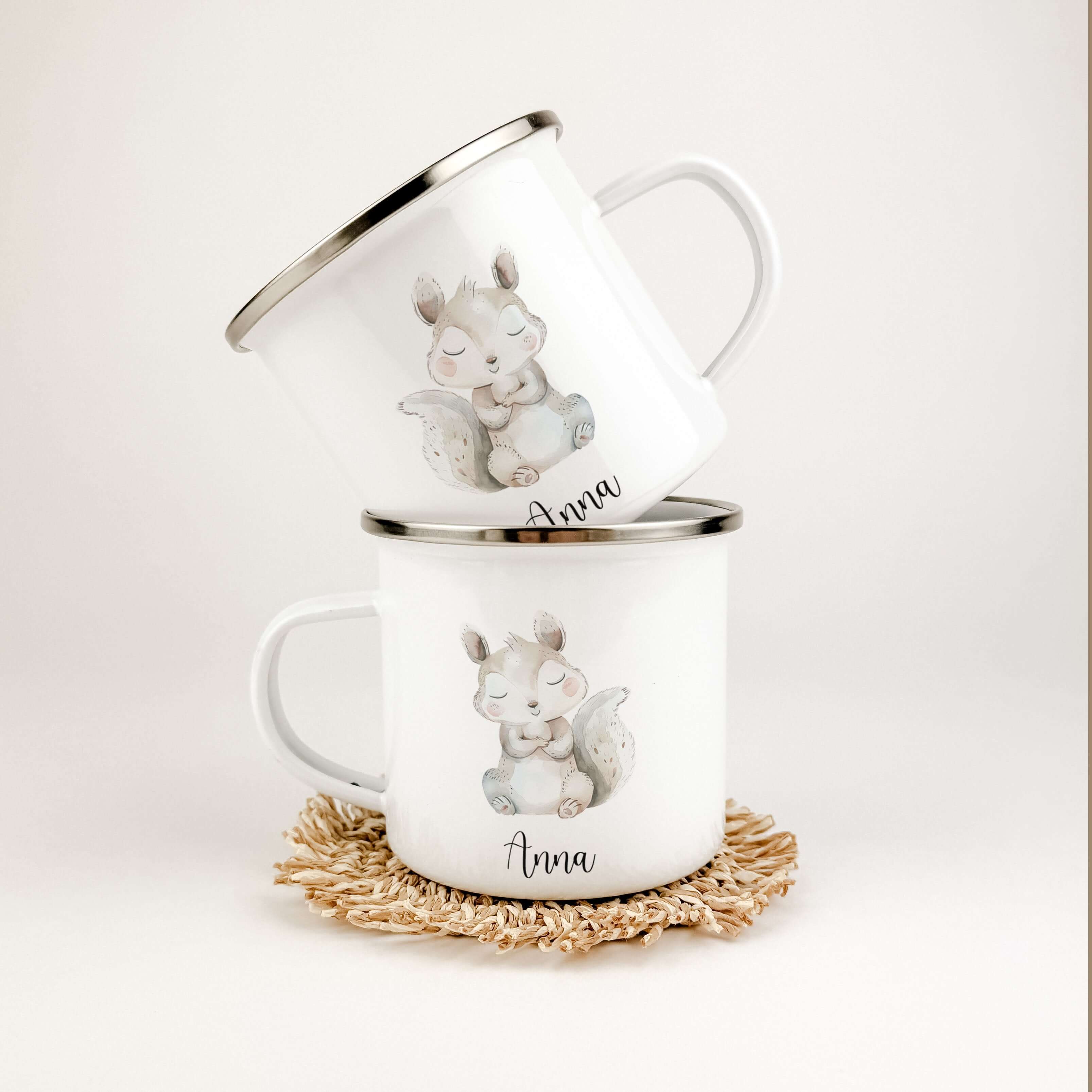 Emaille Tasse Eichhörnchen-famprints-Emaille Tasse-Entdecke die bezaubernde Emaille Tasse Eichhörnchen – ein ideales Geschenk für kleine Tierfreunde! Mit einem niedlichen Eichhörnchen in liebevoller Aquarell-Optik zieht dieser personalisierte Kinderbecher