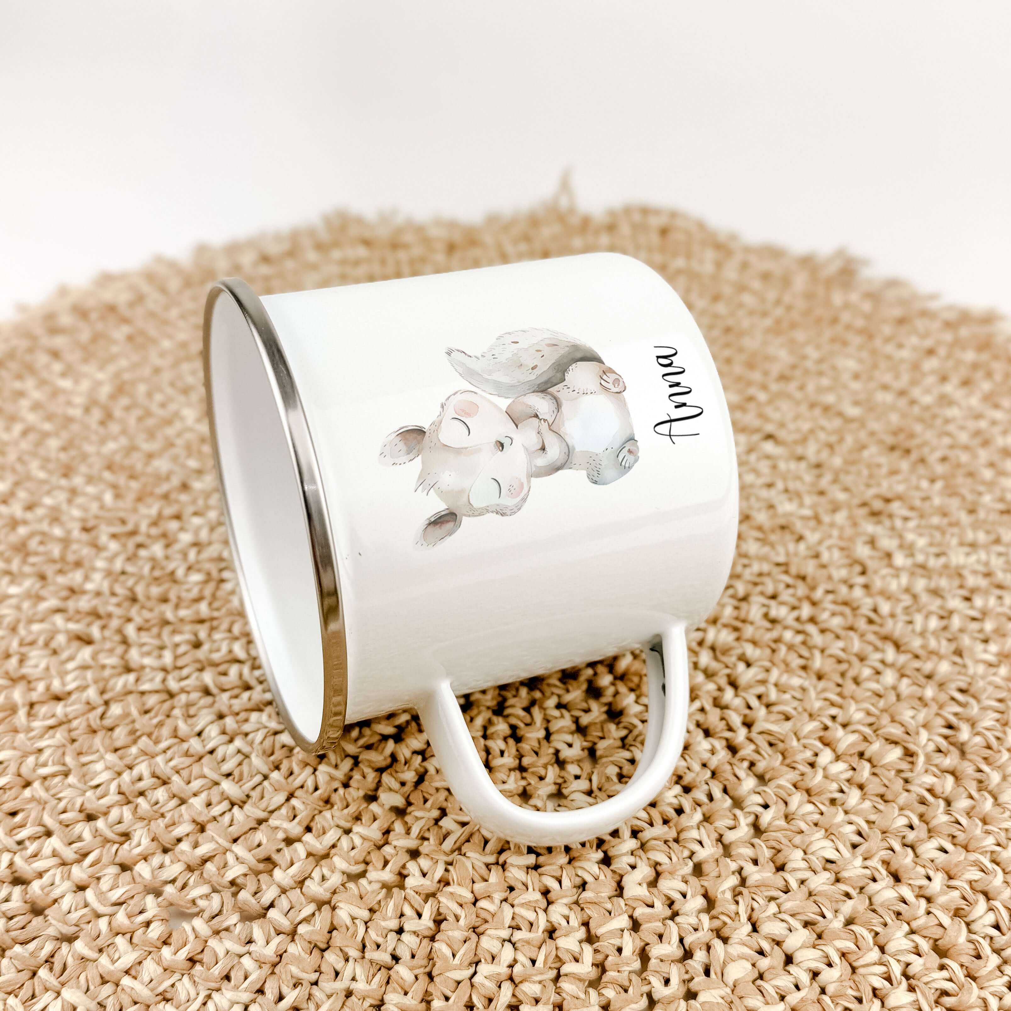 Emaille Tasse Eichhörnchen-famprints-Emaille Tasse-Entdecke die bezaubernde Emaille Tasse Eichhörnchen – ein ideales Geschenk für kleine Tierfreunde! Mit einem niedlichen Eichhörnchen in liebevoller Aquarell-Optik zieht dieser personalisierte Kinderbecher