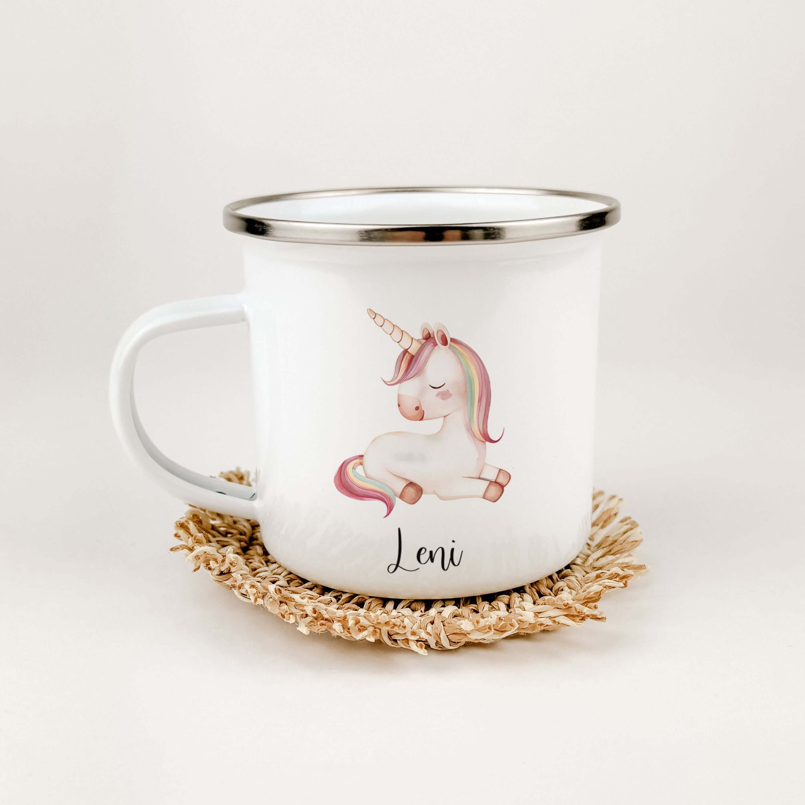Emaille Tasse Einhorn-famprints-Emaille Tasse-Entdecke die zauberhafte Emaille Tasse Einhorn! Diese personalisierte Tasse, die mit dem Namen deines Kindes bedruckt wird, bringt Freude in jeden Schluck. Mit einem süßen Einhorn in Aquarell-Optik und vier be