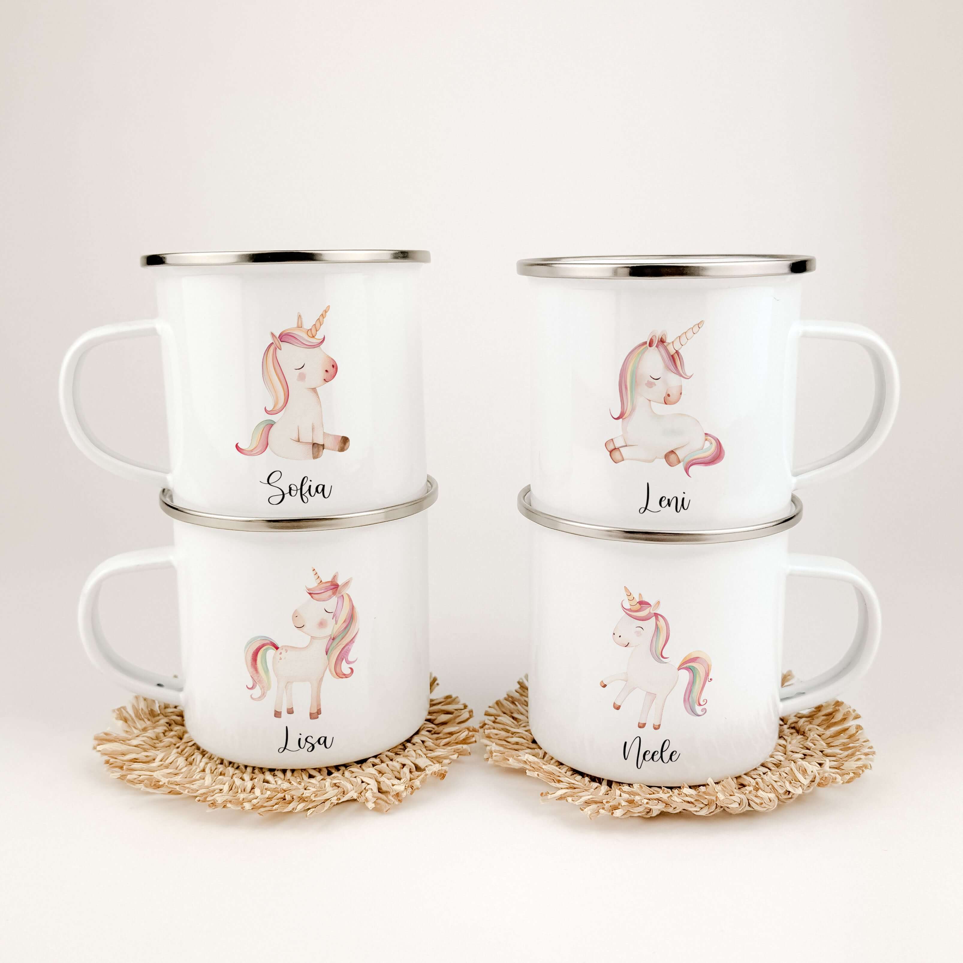 Emaille Tasse Einhorn-famprints-Emaille Tasse-Entdecke die zauberhafte Emaille Tasse Einhorn! Diese personalisierte Tasse, die mit dem Namen deines Kindes bedruckt wird, bringt Freude in jeden Schluck. Mit einem süßen Einhorn in Aquarell-Optik und vier be