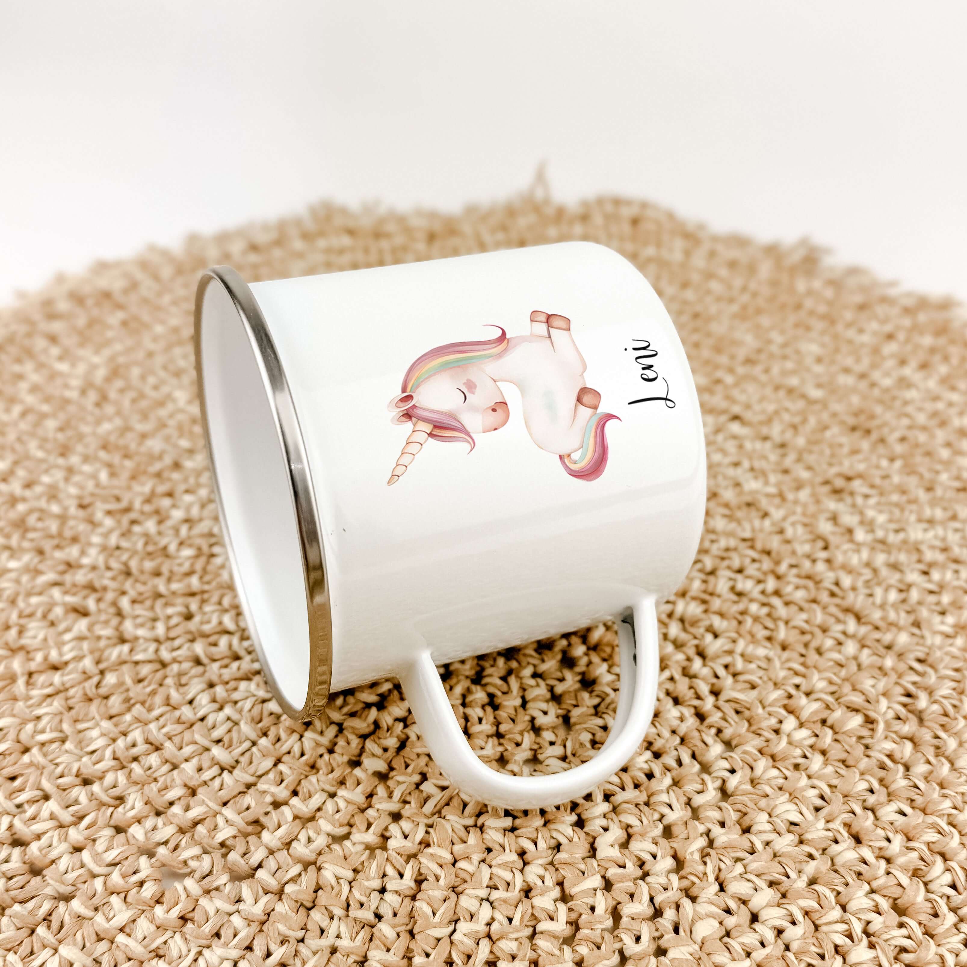 Emaille Tasse Einhorn-famprints-Emaille Tasse-Entdecke die zauberhafte Emaille Tasse Einhorn! Diese personalisierte Tasse, die mit dem Namen deines Kindes bedruckt wird, bringt Freude in jeden Schluck. Mit einem süßen Einhorn in Aquarell-Optik und vier be