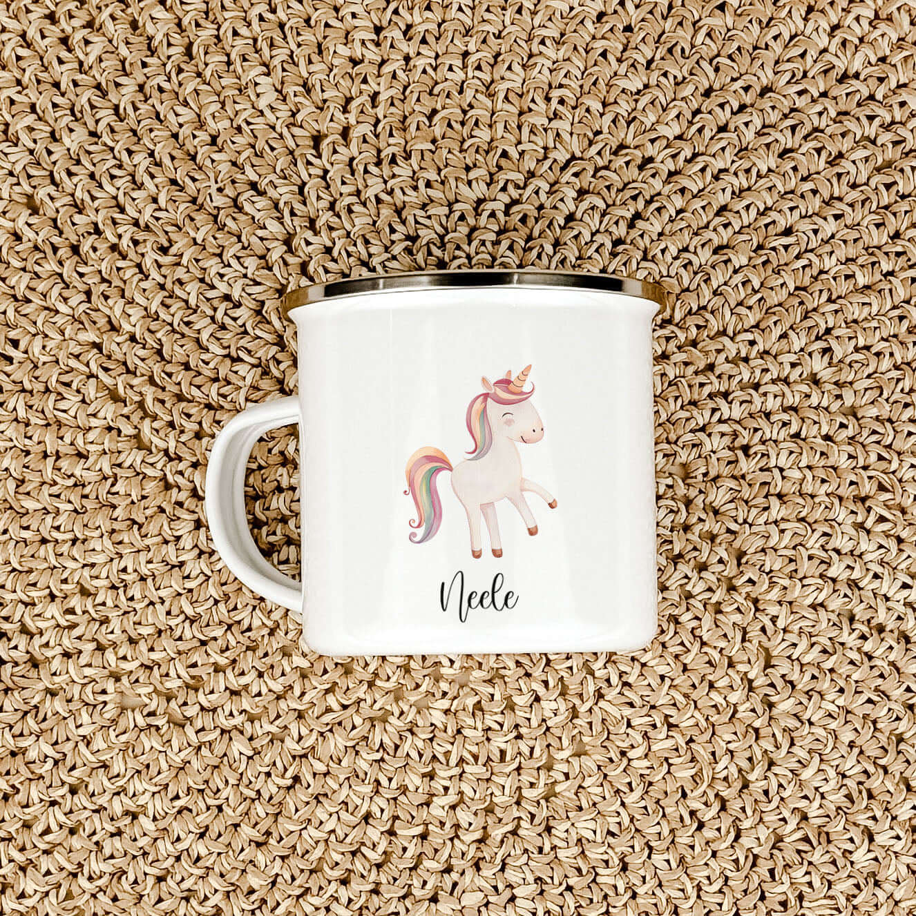 Emaille Tasse Einhorn-famprints-Emaille Tasse-Entdecke die zauberhafte Emaille Tasse Einhorn! Diese personalisierte Tasse, die mit dem Namen deines Kindes bedruckt wird, bringt Freude in jeden Schluck. Mit einem süßen Einhorn in Aquarell-Optik und vier be