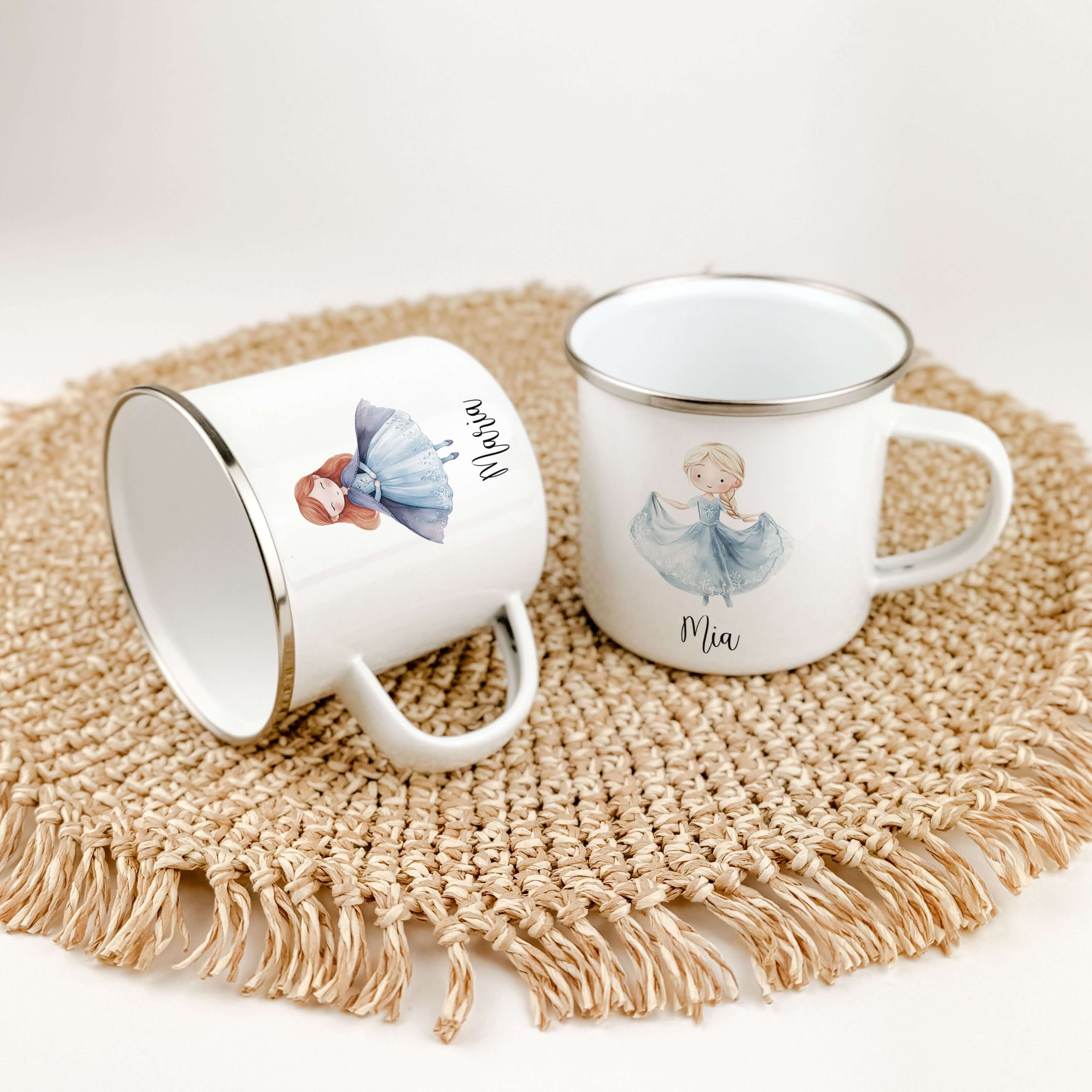 Emaille Tasse Eiskönigin-famprints-Emaille Tasse-Entdecke die zauberhafte Emaille Tasse Eiskönigin, die nicht nur ein praktischer Begleiter für die kleinen Abenteurer ist, sondern auch mit ihrem einzigartigen Design Herzen erobert. Mit jedem Schluck aus d