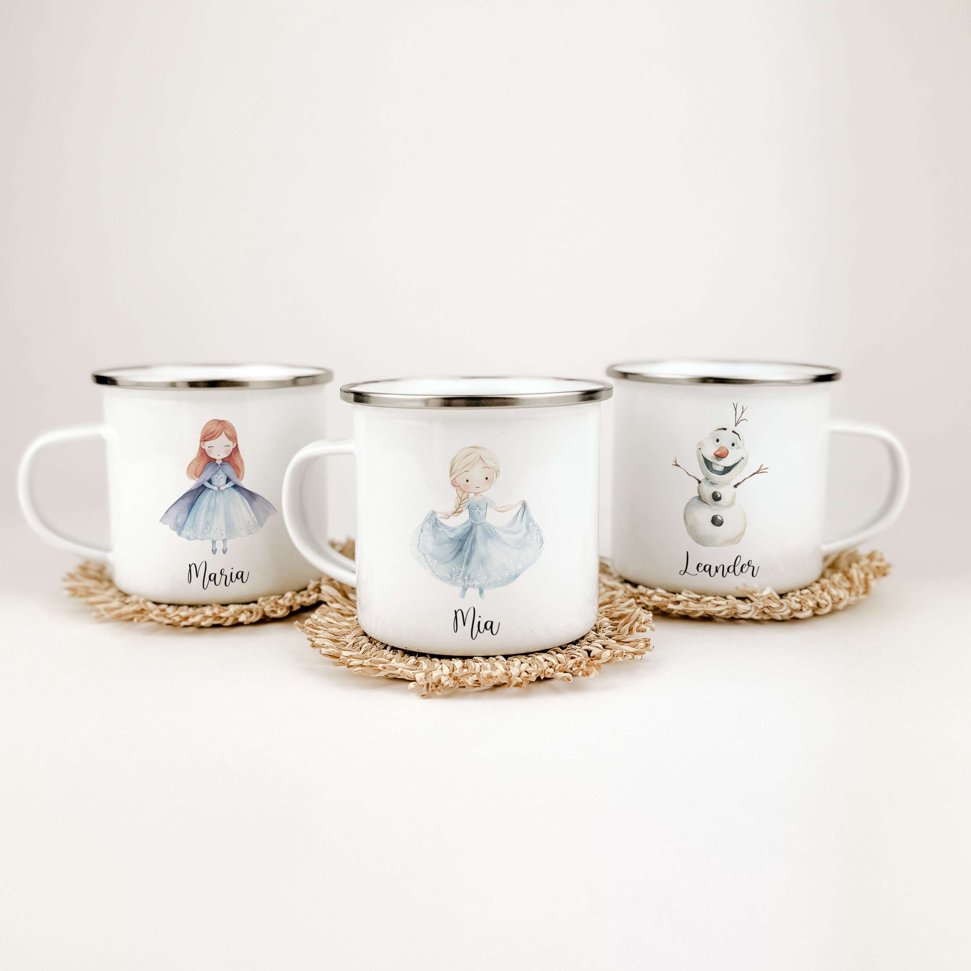 Emaille Tasse Eiskönigin-famprints-Emaille Tasse-Entdecke die zauberhafte Emaille Tasse Eiskönigin, die nicht nur ein praktischer Begleiter für die kleinen Abenteurer ist, sondern auch mit ihrem einzigartigen Design Herzen erobert. Mit jedem Schluck aus d