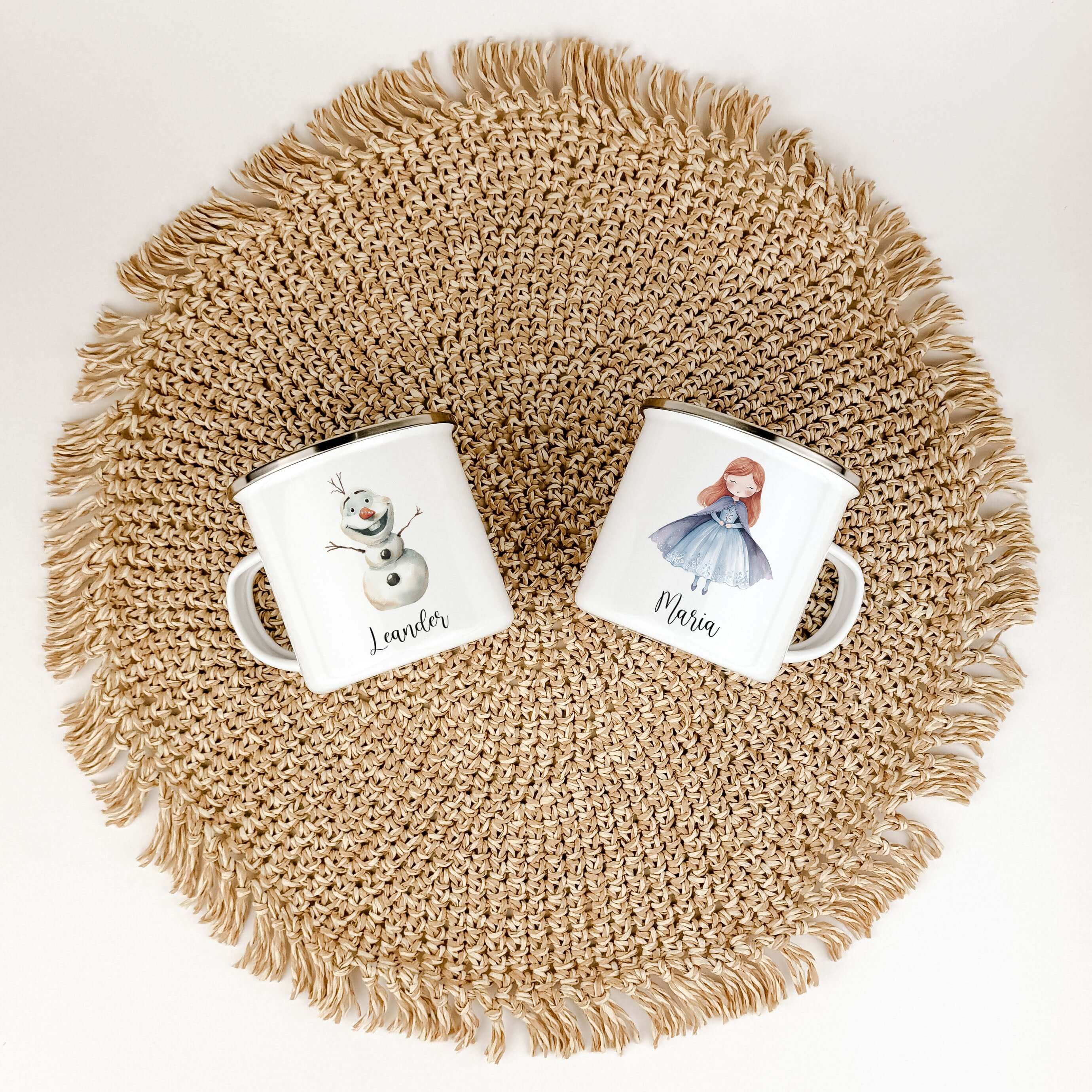 Emaille Tasse Eiskönigin-famprints-Emaille Tasse-Entdecke die zauberhafte Emaille Tasse Eiskönigin, die nicht nur ein praktischer Begleiter für die kleinen Abenteurer ist, sondern auch mit ihrem einzigartigen Design Herzen erobert. Mit jedem Schluck aus d