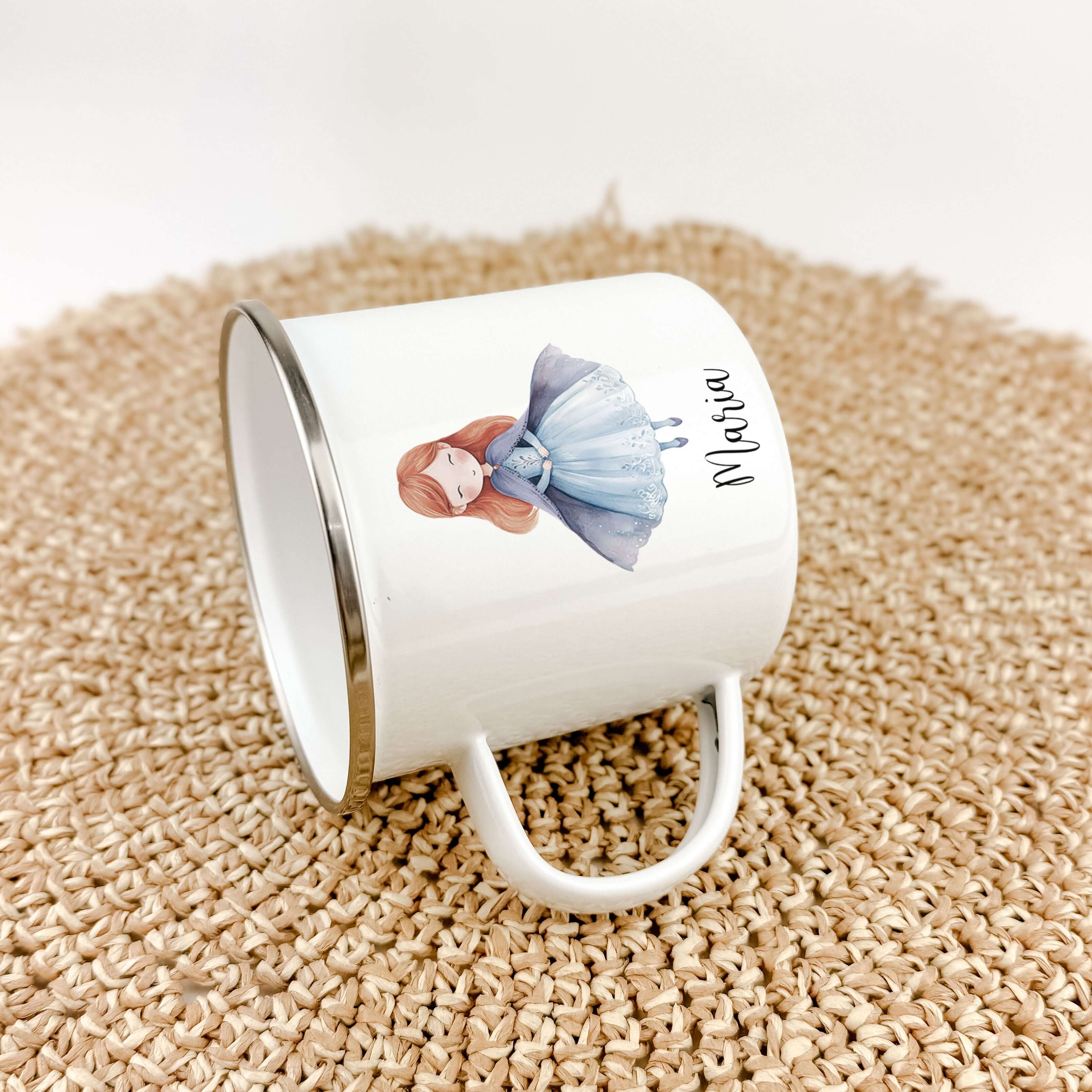 Emaille Tasse Eiskönigin-famprints-Emaille Tasse-Entdecke die zauberhafte Emaille Tasse Eiskönigin, die nicht nur ein praktischer Begleiter für die kleinen Abenteurer ist, sondern auch mit ihrem einzigartigen Design Herzen erobert. Mit jedem Schluck aus d