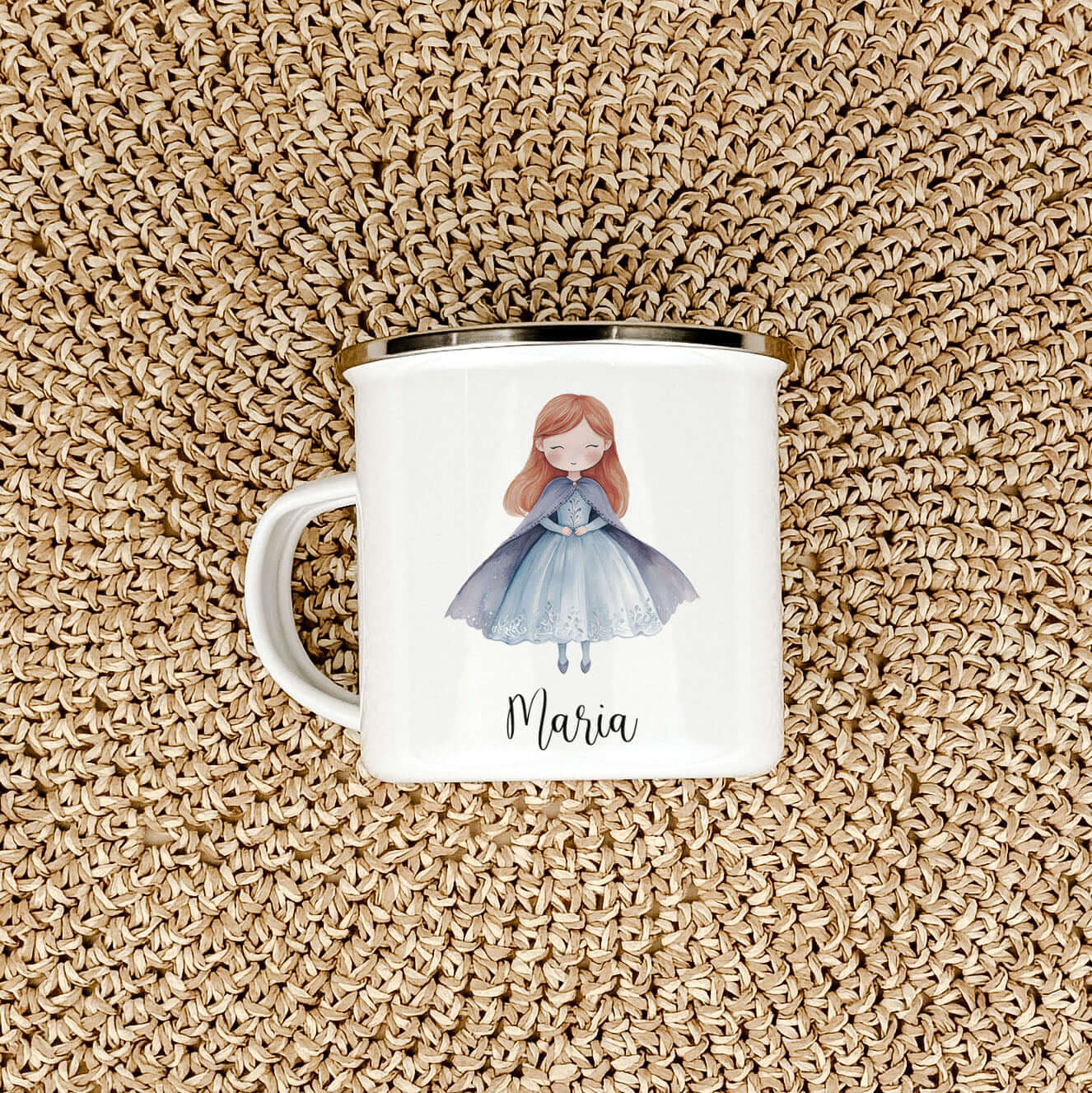 Emaille Tasse Eiskönigin-famprints-Emaille Tasse-Entdecke die zauberhafte Emaille Tasse Eiskönigin, die nicht nur ein praktischer Begleiter für die kleinen Abenteurer ist, sondern auch mit ihrem einzigartigen Design Herzen erobert. Mit jedem Schluck aus d