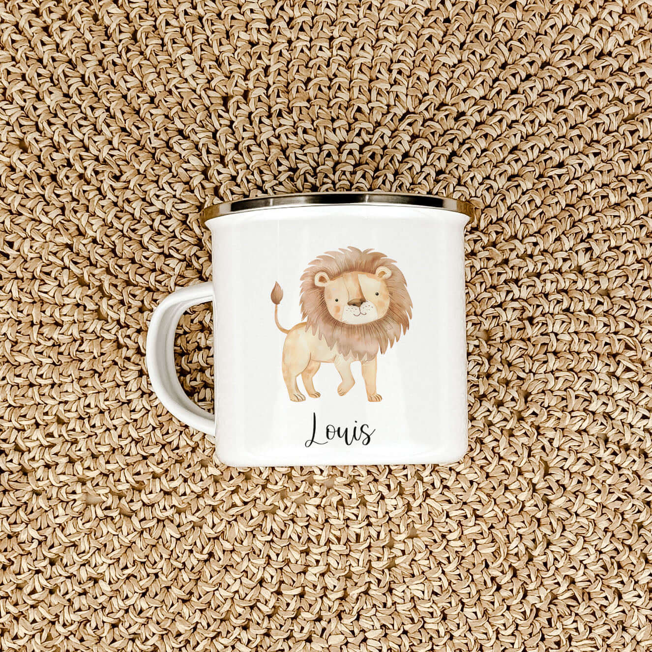 Emaille Tasse Löwe-famprints-Emaille Tasse-Entdecke die bezaubernde Emaille Tasse Löwe – ein einzigartiges Geschenk, das garantiert Freude bereitet! Diese personalisierte Tasse mit dem Namen deines Kindes ist nicht nur ein echter Hingucker, sondern auch e