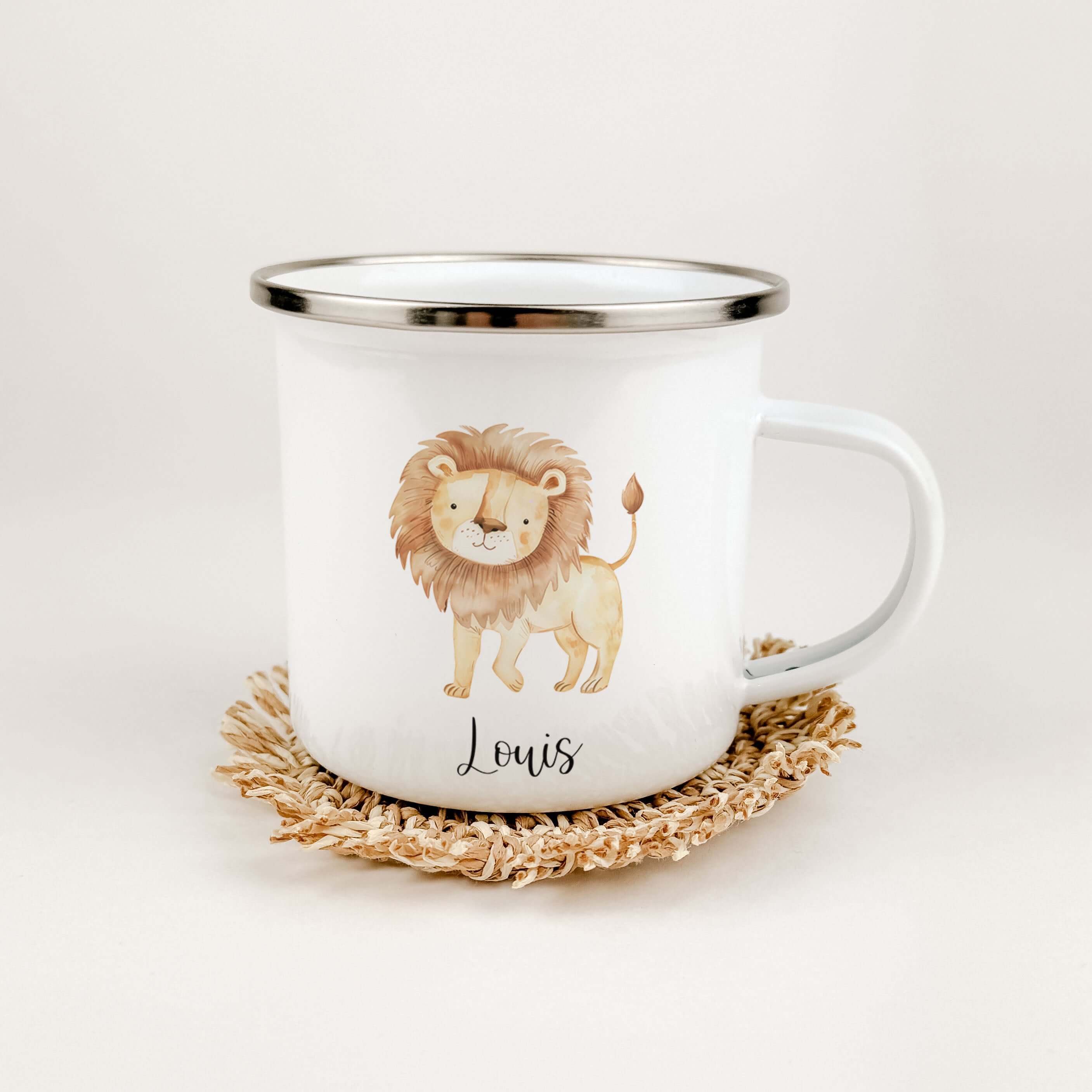 Emaille Tasse Löwe-famprints-Emaille Tasse-Entdecke die bezaubernde Emaille Tasse Löwe – ein einzigartiges Geschenk, das garantiert Freude bereitet! Diese personalisierte Tasse mit dem Namen deines Kindes ist nicht nur ein echter Hingucker, sondern auch e