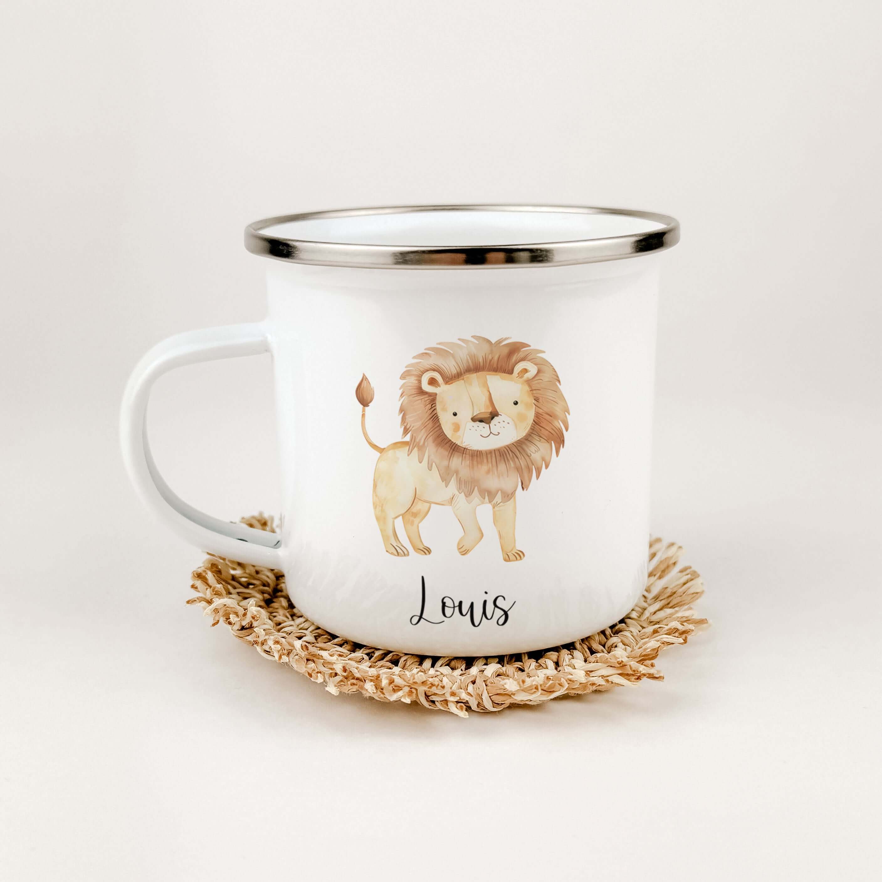 Emaille Tasse Löwe-famprints-Emaille Tasse-Entdecke die bezaubernde Emaille Tasse Löwe – ein einzigartiges Geschenk, das garantiert Freude bereitet! Diese personalisierte Tasse mit dem Namen deines Kindes ist nicht nur ein echter Hingucker, sondern auch e