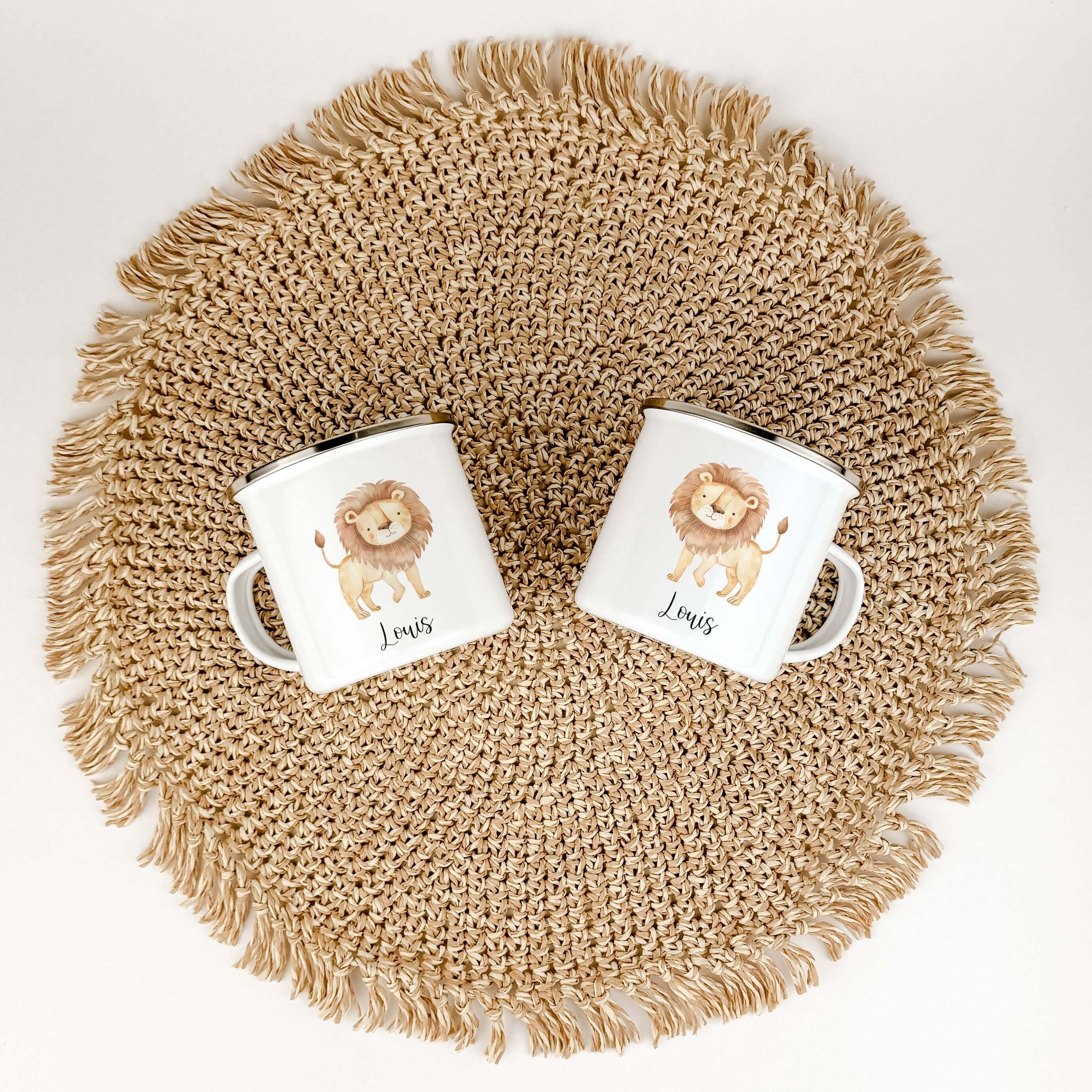 Emaille Tasse Löwe-famprints-Emaille Tasse-Entdecke die bezaubernde Emaille Tasse Löwe – ein einzigartiges Geschenk, das garantiert Freude bereitet! Diese personalisierte Tasse mit dem Namen deines Kindes ist nicht nur ein echter Hingucker, sondern auch e