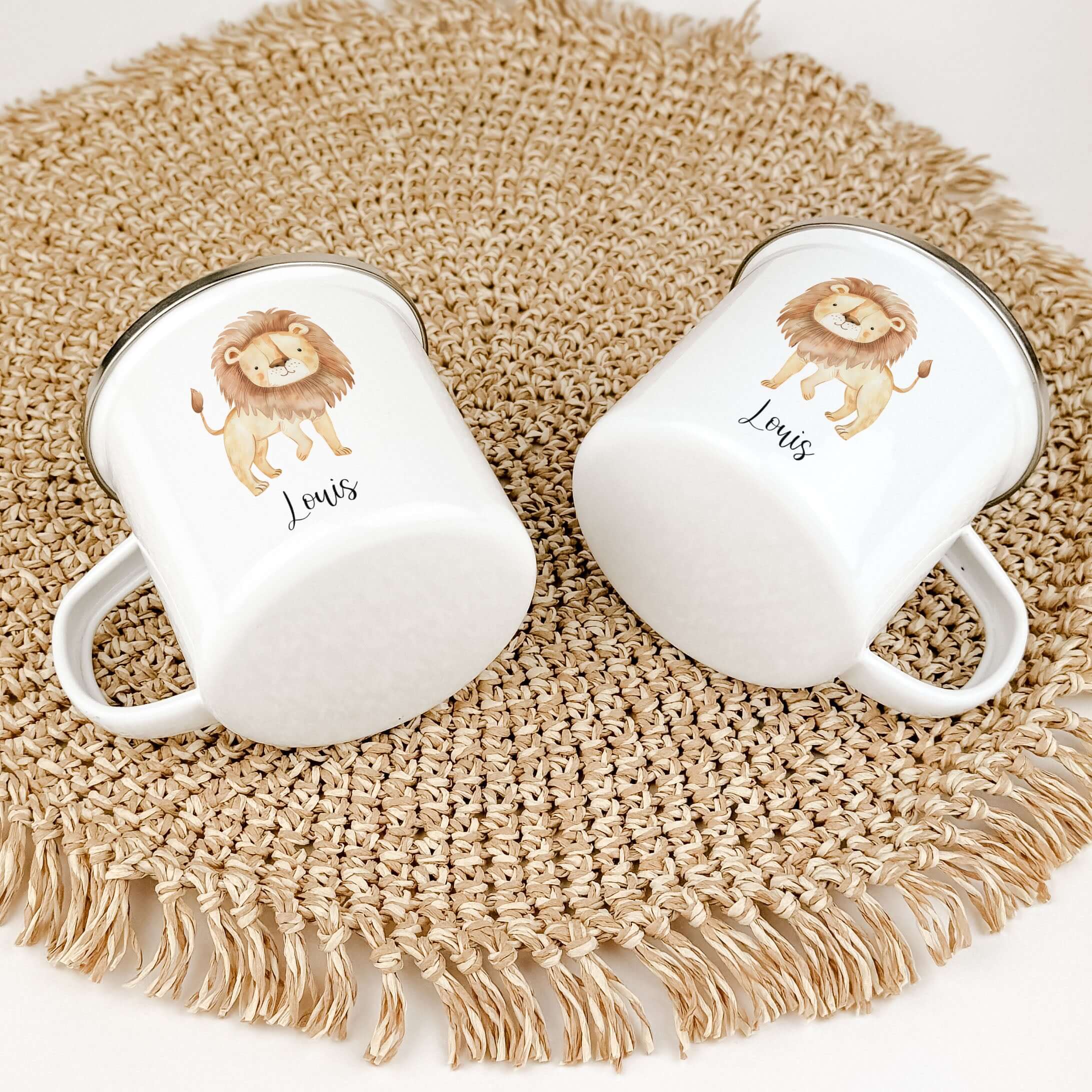 Emaille Tasse Löwe-famprints-Emaille Tasse-Entdecke die bezaubernde Emaille Tasse Löwe – ein einzigartiges Geschenk, das garantiert Freude bereitet! Diese personalisierte Tasse mit dem Namen deines Kindes ist nicht nur ein echter Hingucker, sondern auch e