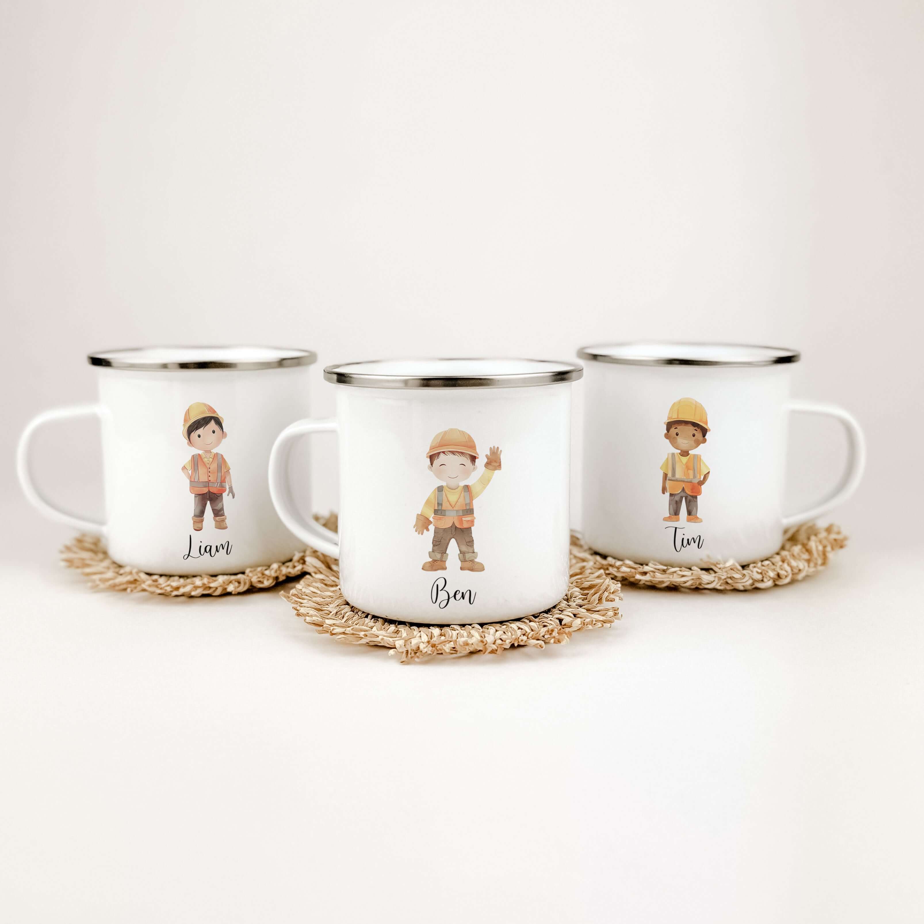 Emaille Tasse Bauarbeiter-famprints-Emaille Tasse-Die Emaille Tasse Bauarbeiter ist das perfekte Geschenk für Kinder zur Einschulung, Taufe, Ostern und mehr. Personalisiert mit Namen und bedruckt mit einem Bauarbeiter in Aquarell Optik, überzeugt die Tass