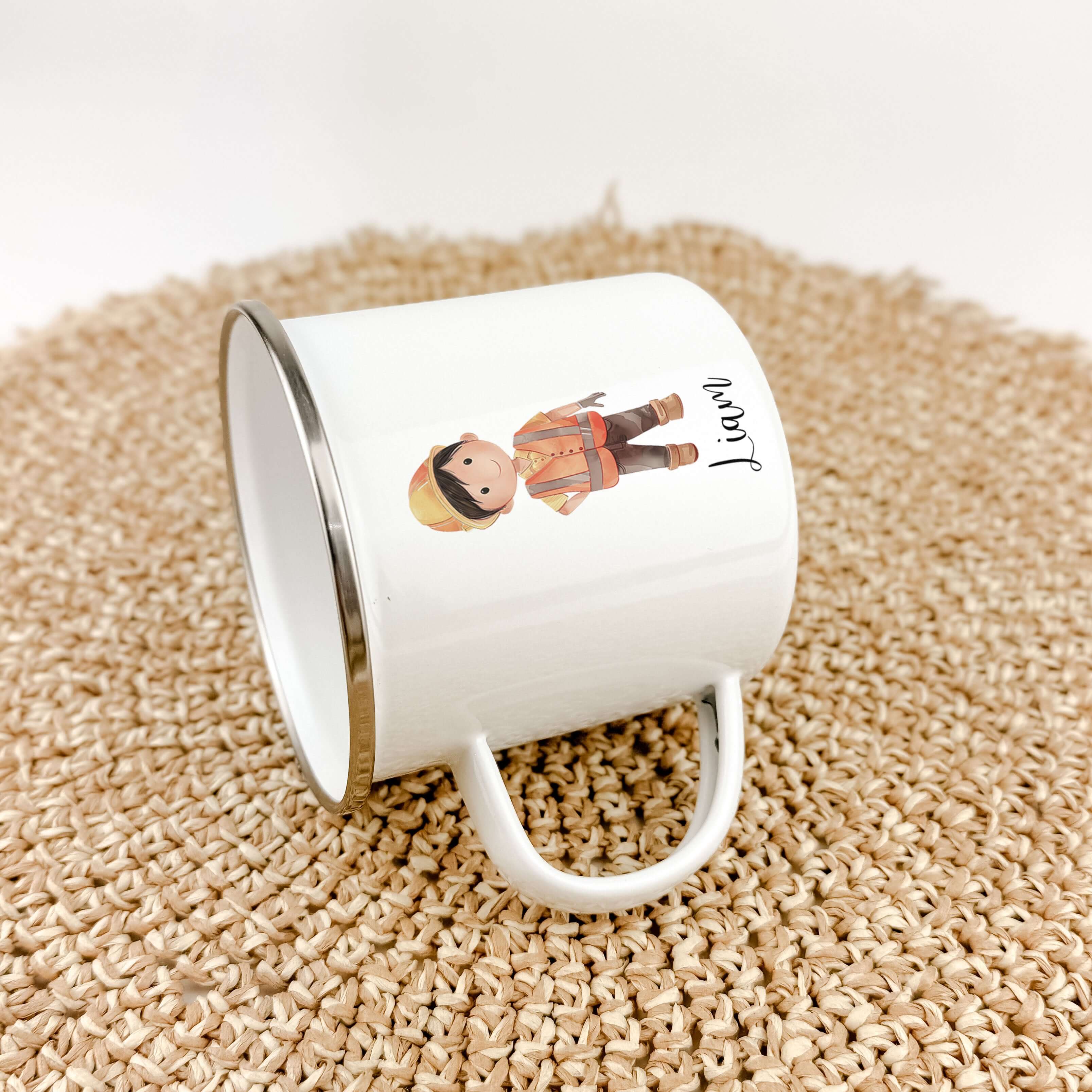 Emaille Tasse Bauarbeiter-famprints-Emaille Tasse-Die Emaille Tasse Bauarbeiter ist das perfekte Geschenk für Kinder zur Einschulung, Taufe, Ostern und mehr. Personalisiert mit Namen und bedruckt mit einem Bauarbeiter in Aquarell Optik, überzeugt die Tass