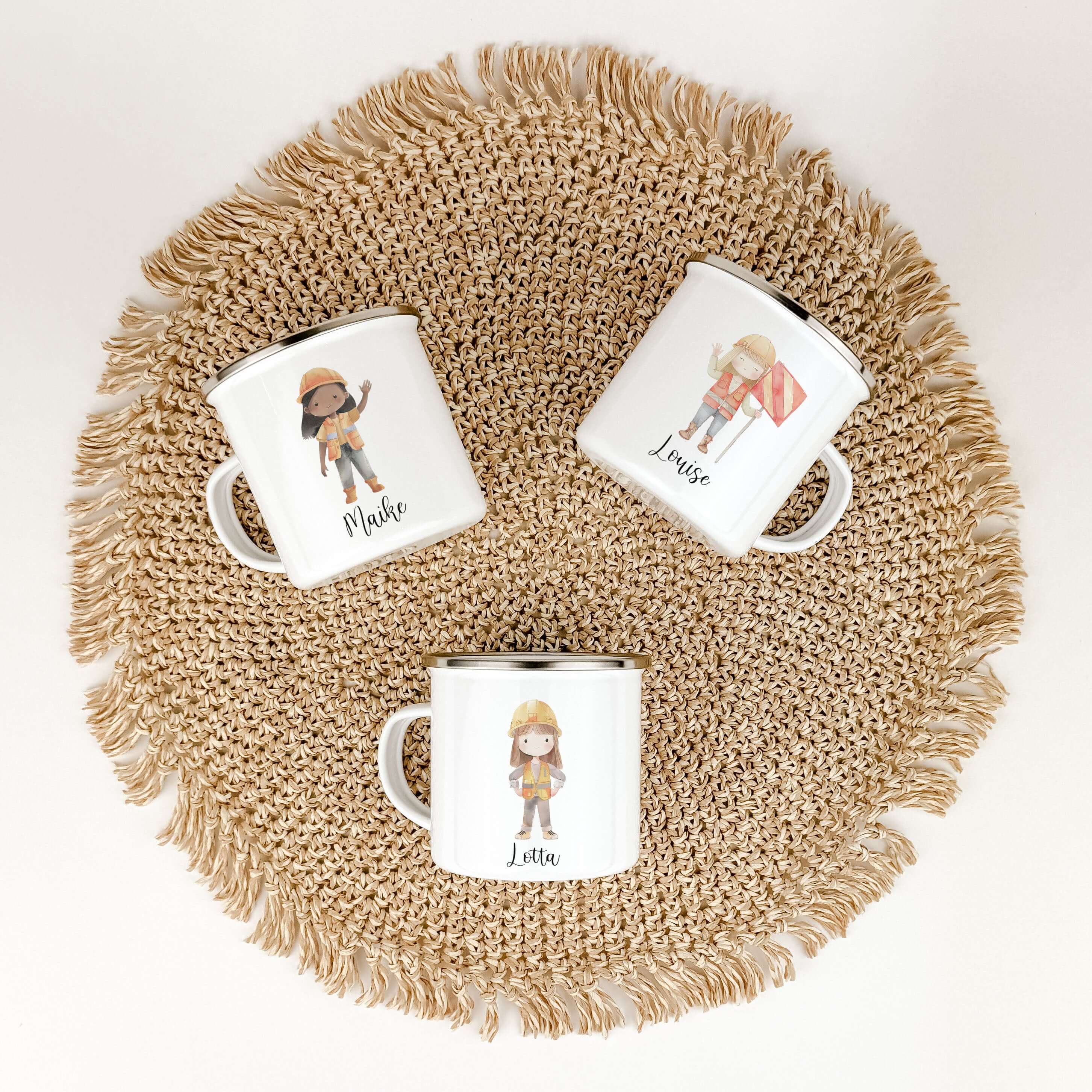 Emaille Tasse Bauarbeiterin-famprints-Emaille Tasse-Entdecke die bezaubernde Emaille Tasse für kleine Bauarbeiterinnen! Diese personalisierte Tasse mit deinem Namen ist nicht nur ein echter Hingucker, sondern auch praktisch und langlebig. Der liebevoll ge