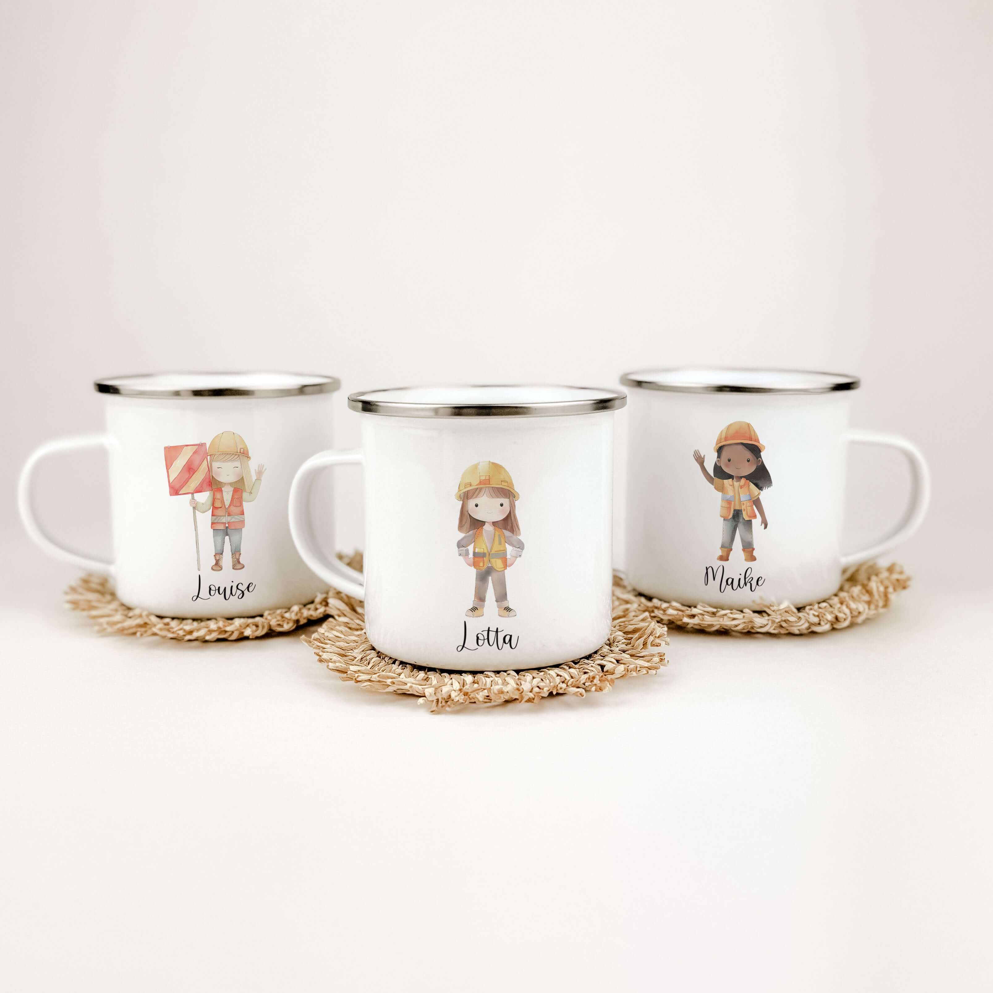Emaille Tasse Bauarbeiterin-famprints-Emaille Tasse-Entdecke die bezaubernde Emaille Tasse für kleine Bauarbeiterinnen! Diese personalisierte Tasse mit deinem Namen ist nicht nur ein echter Hingucker, sondern auch praktisch und langlebig. Der liebevoll ge