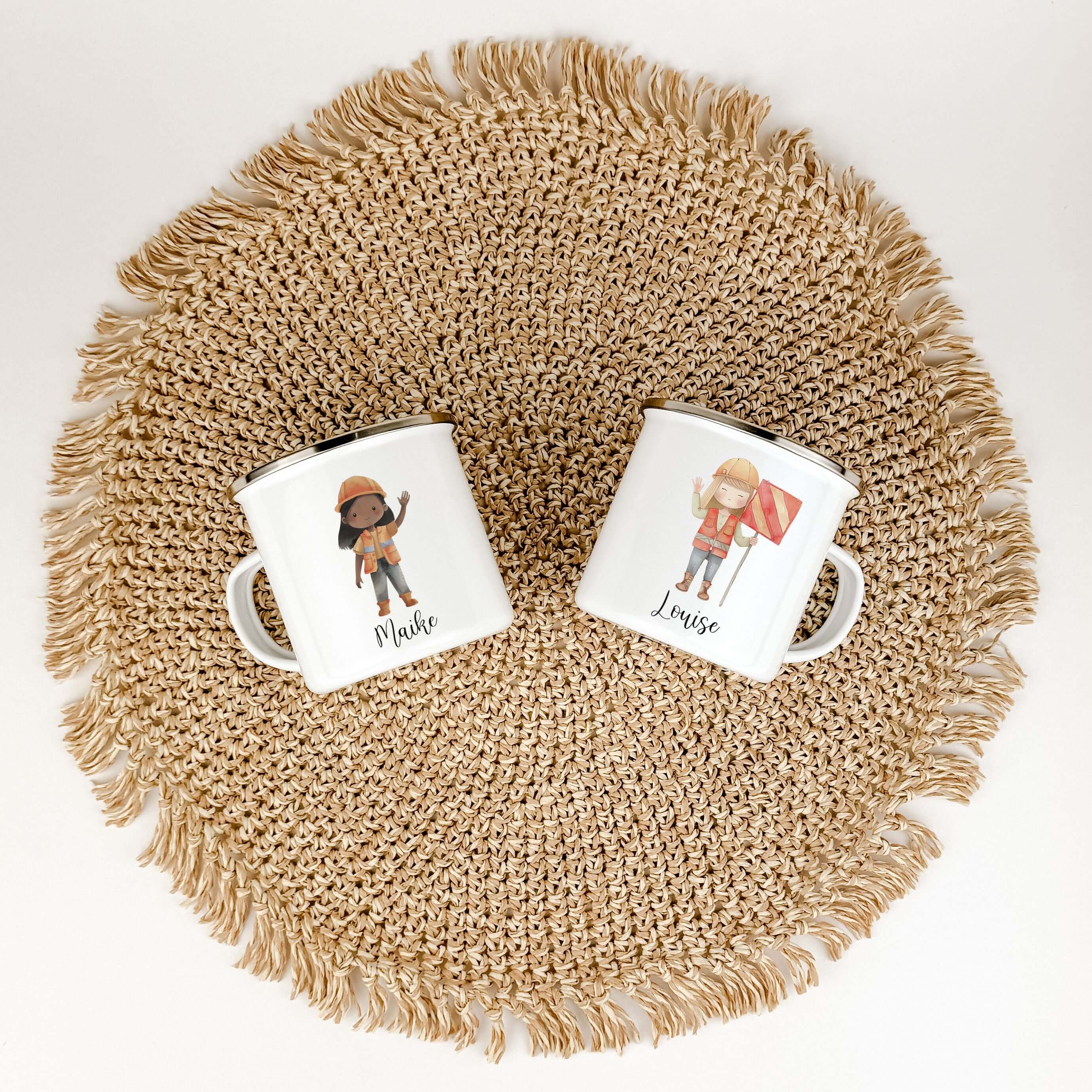 Emaille Tasse Bauarbeiterin-famprints-Emaille Tasse-Entdecke die bezaubernde Emaille Tasse für kleine Bauarbeiterinnen! Diese personalisierte Tasse mit deinem Namen ist nicht nur ein echter Hingucker, sondern auch praktisch und langlebig. Der liebevoll ge