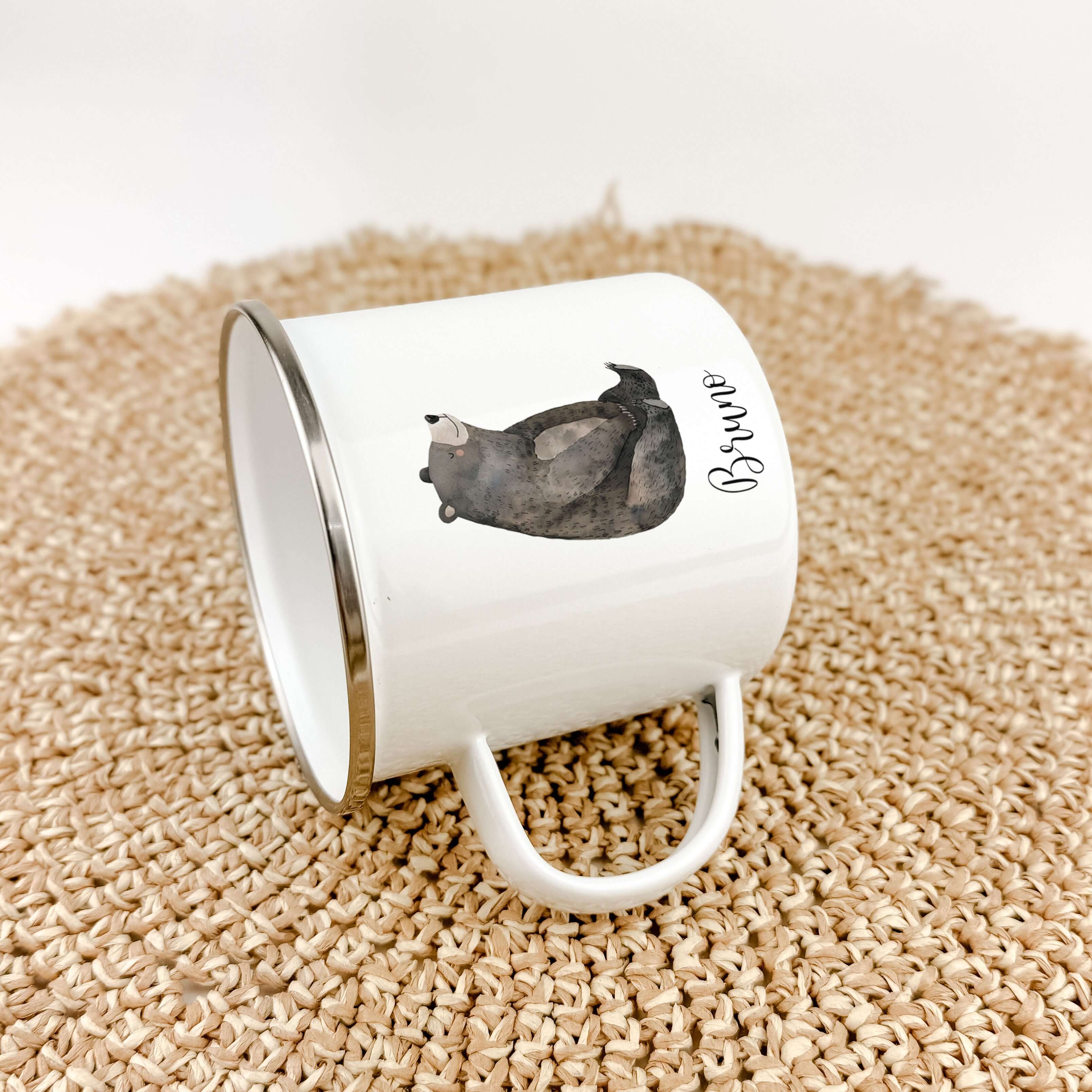 Emaille Tasse Bär No1-famprints-Emaille Tasse-Entdecke die bezaubernde Emaille Tasse Bär – das perfekte Geschenk für kleine Abenteurer! Mit einem süßen, in Aquarelloptik gestalteten Bären und deinem individuellen Namen wird diese Tasse zu einem ganz beson