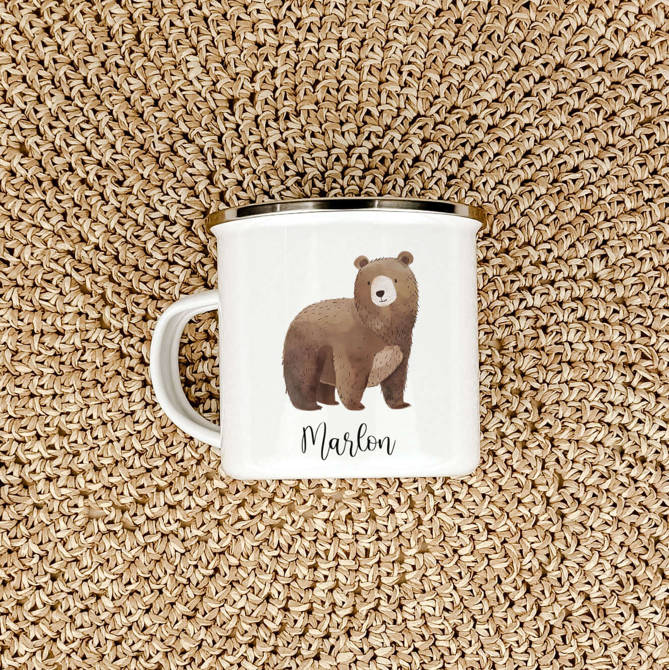 Emaille Tasse Bär No2-famprints-Emaille Tasse-Entdecke die zauberhafte Emaille Tasse Bär No2 – das perfekte Geschenk für kleine Entdecker! Mit einem liebevollen Aquarelldruck eines süßen kleinen Bären und der Möglichkeit, den Namen individuell zu verewige