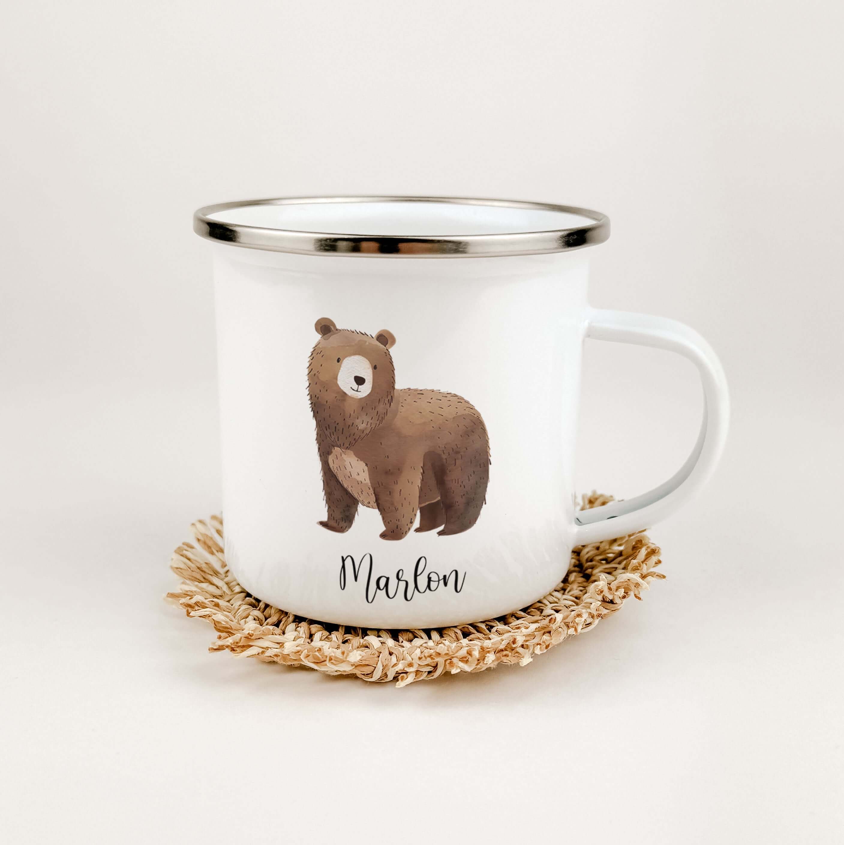 Emaille Tasse Bär No2-famprints-Emaille Tasse-Entdecke die zauberhafte Emaille Tasse Bär No2 – das perfekte Geschenk für kleine Entdecker! Mit einem liebevollen Aquarelldruck eines süßen kleinen Bären und der Möglichkeit, den Namen individuell zu verewige