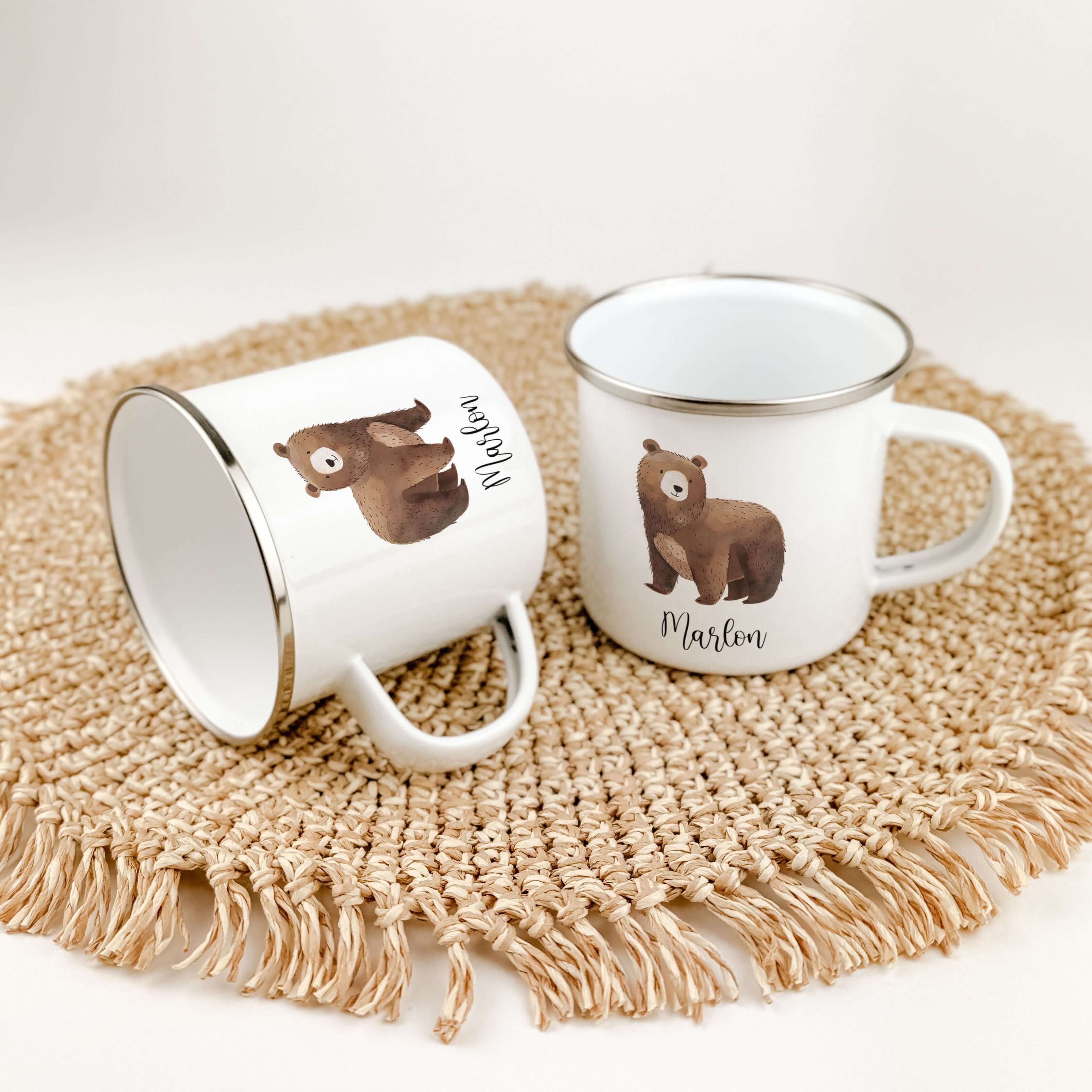 Emaille Tasse Bär No2-famprints-Emaille Tasse-Entdecke die zauberhafte Emaille Tasse Bär No2 – das perfekte Geschenk für kleine Entdecker! Mit einem liebevollen Aquarelldruck eines süßen kleinen Bären und der Möglichkeit, den Namen individuell zu verewige