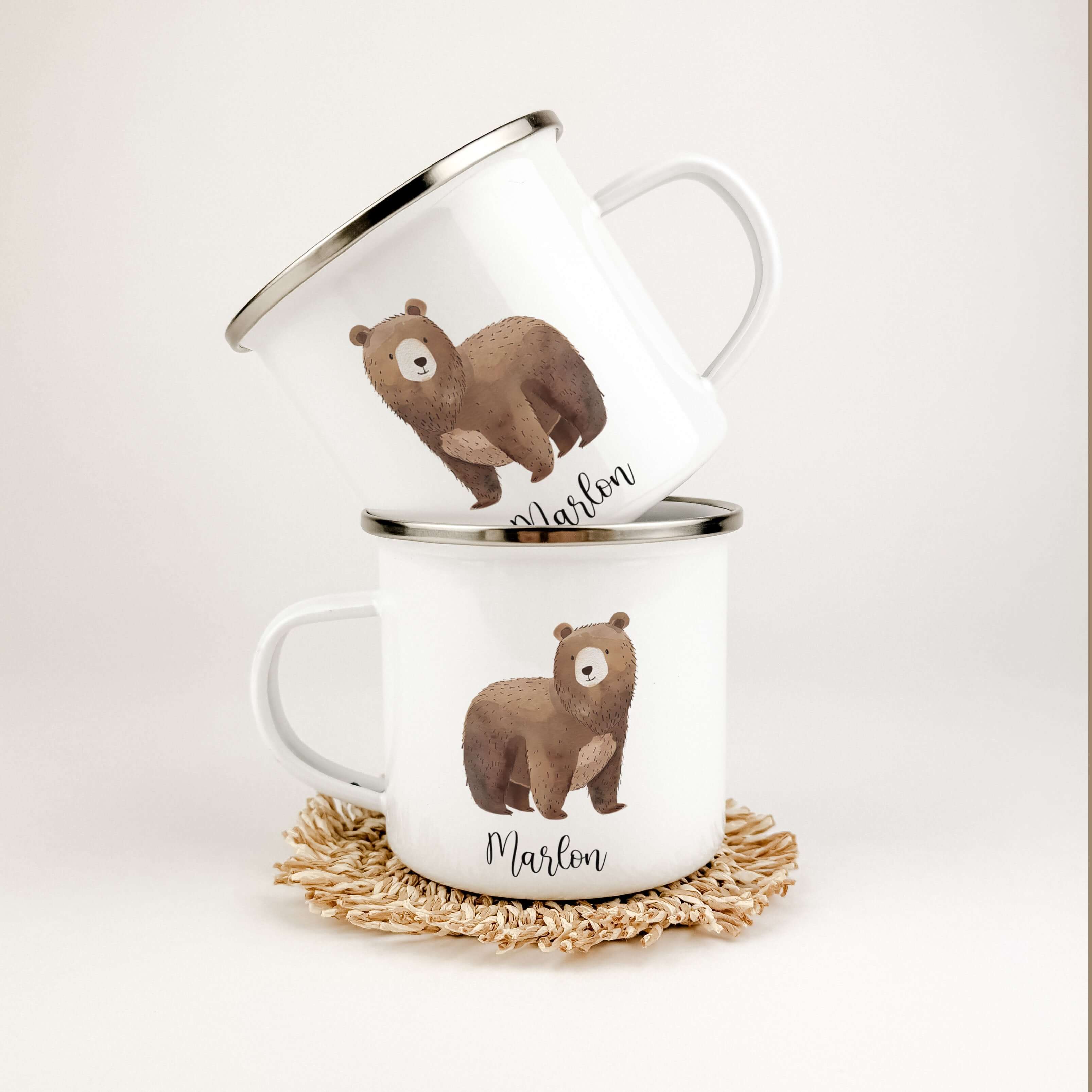 Emaille Tasse Bär No2-famprints-Emaille Tasse-Entdecke die zauberhafte Emaille Tasse Bär No2 – das perfekte Geschenk für kleine Entdecker! Mit einem liebevollen Aquarelldruck eines süßen kleinen Bären und der Möglichkeit, den Namen individuell zu verewige