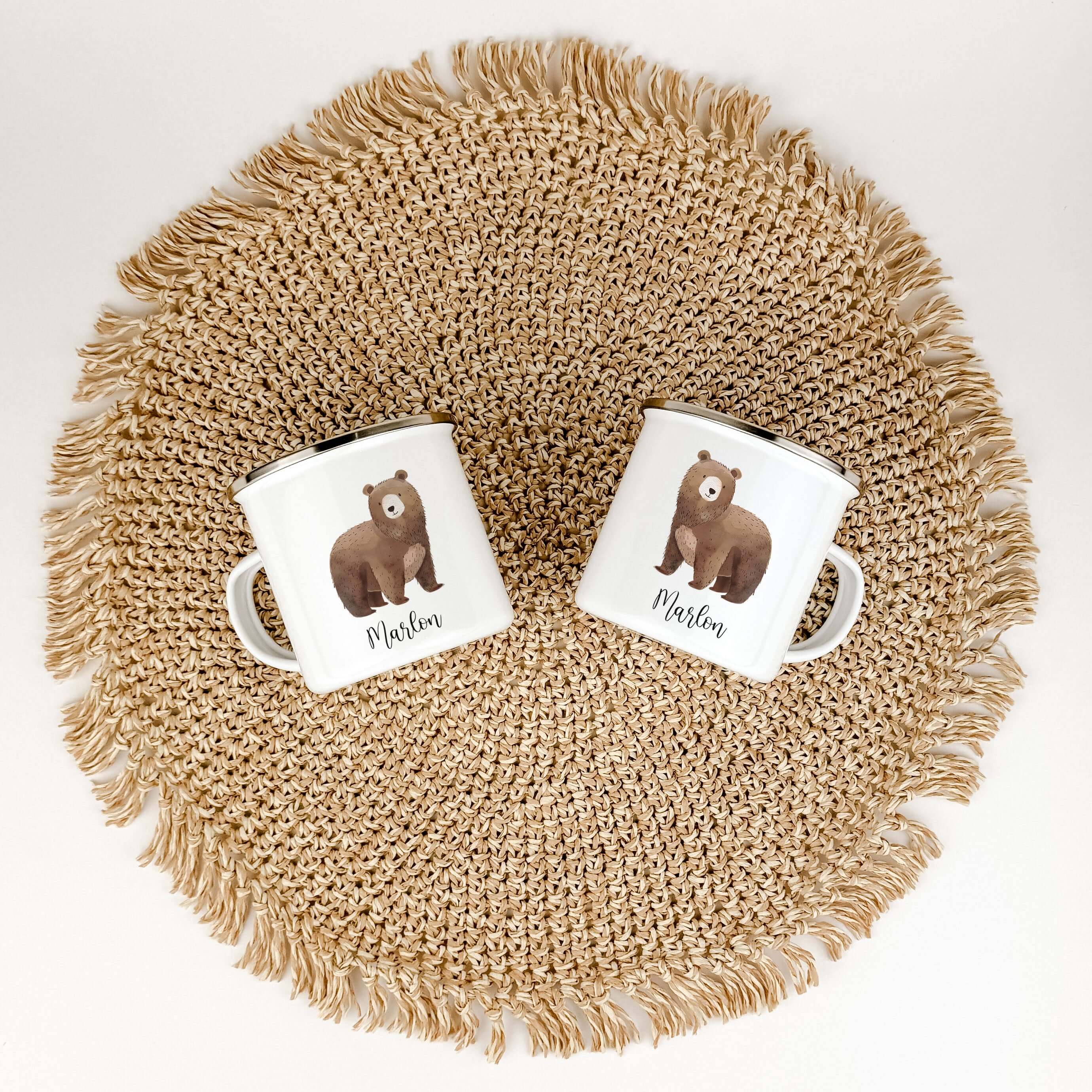 Emaille Tasse Bär No2-famprints-Emaille Tasse-Entdecke die zauberhafte Emaille Tasse Bär No2 – das perfekte Geschenk für kleine Entdecker! Mit einem liebevollen Aquarelldruck eines süßen kleinen Bären und der Möglichkeit, den Namen individuell zu verewige