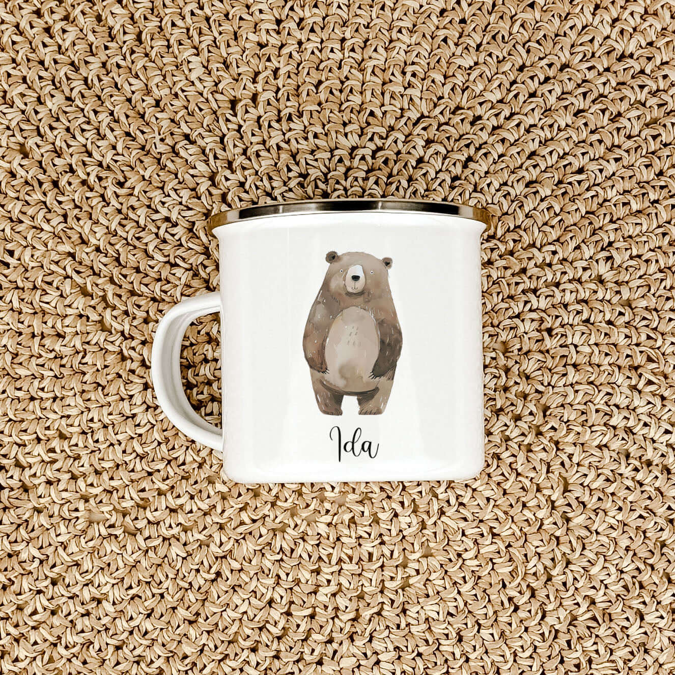 Emaille Tasse Bär No3-famprints-Emaille Tasse-Entdecke die liebevoll gestaltete Emaille Tasse Bär No3 – ein perfektes Geschenk für deinen kleinen Schatz! Diese personalisierte Tasse wird mit dem Namen des Kindes bedruckt und zeigt einen süßen kleinen Bäre