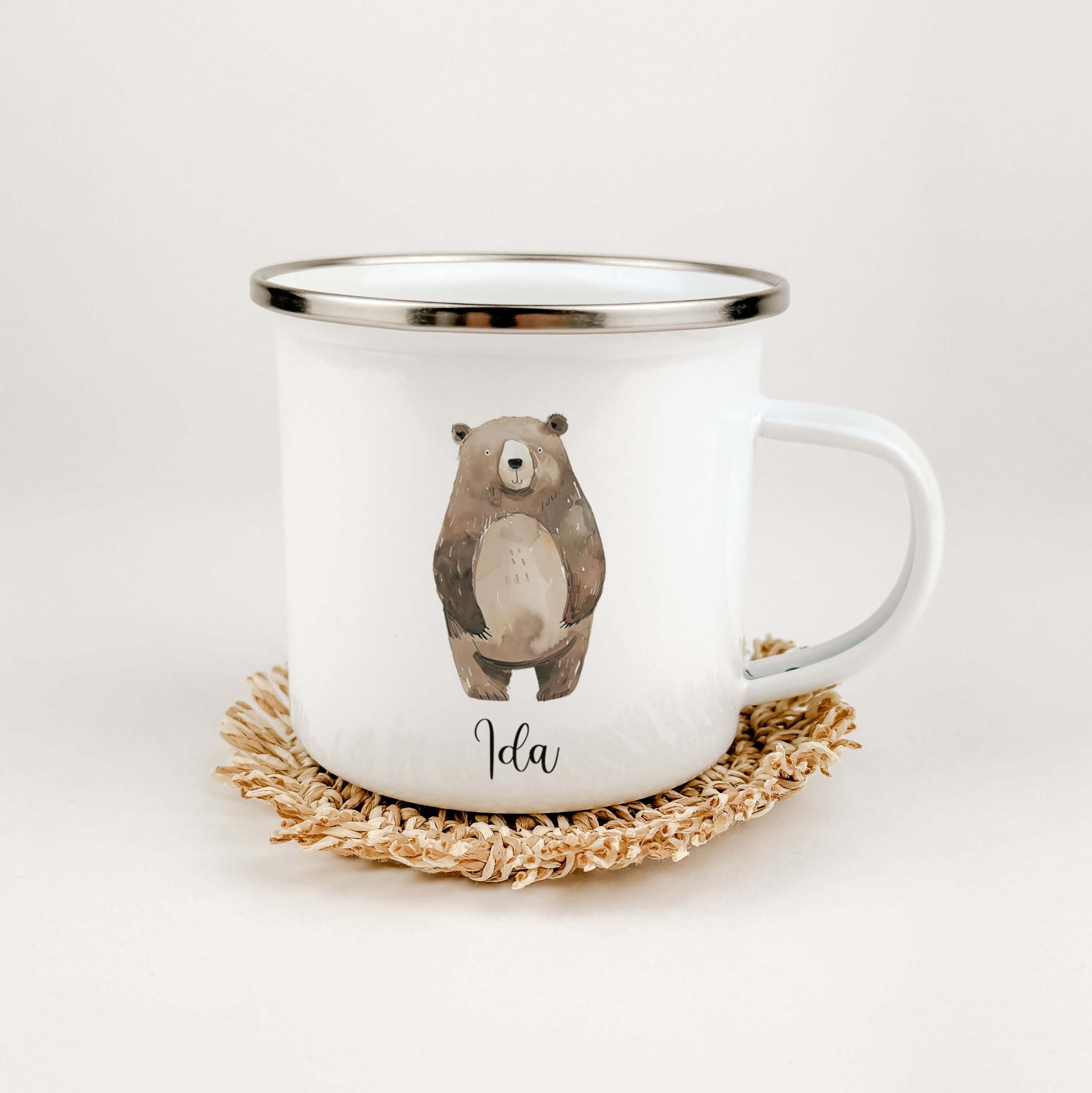 Emaille Tasse Bär No3-famprints-Emaille Tasse-Entdecke die liebevoll gestaltete Emaille Tasse Bär No3 – ein perfektes Geschenk für deinen kleinen Schatz! Diese personalisierte Tasse wird mit dem Namen des Kindes bedruckt und zeigt einen süßen kleinen Bäre