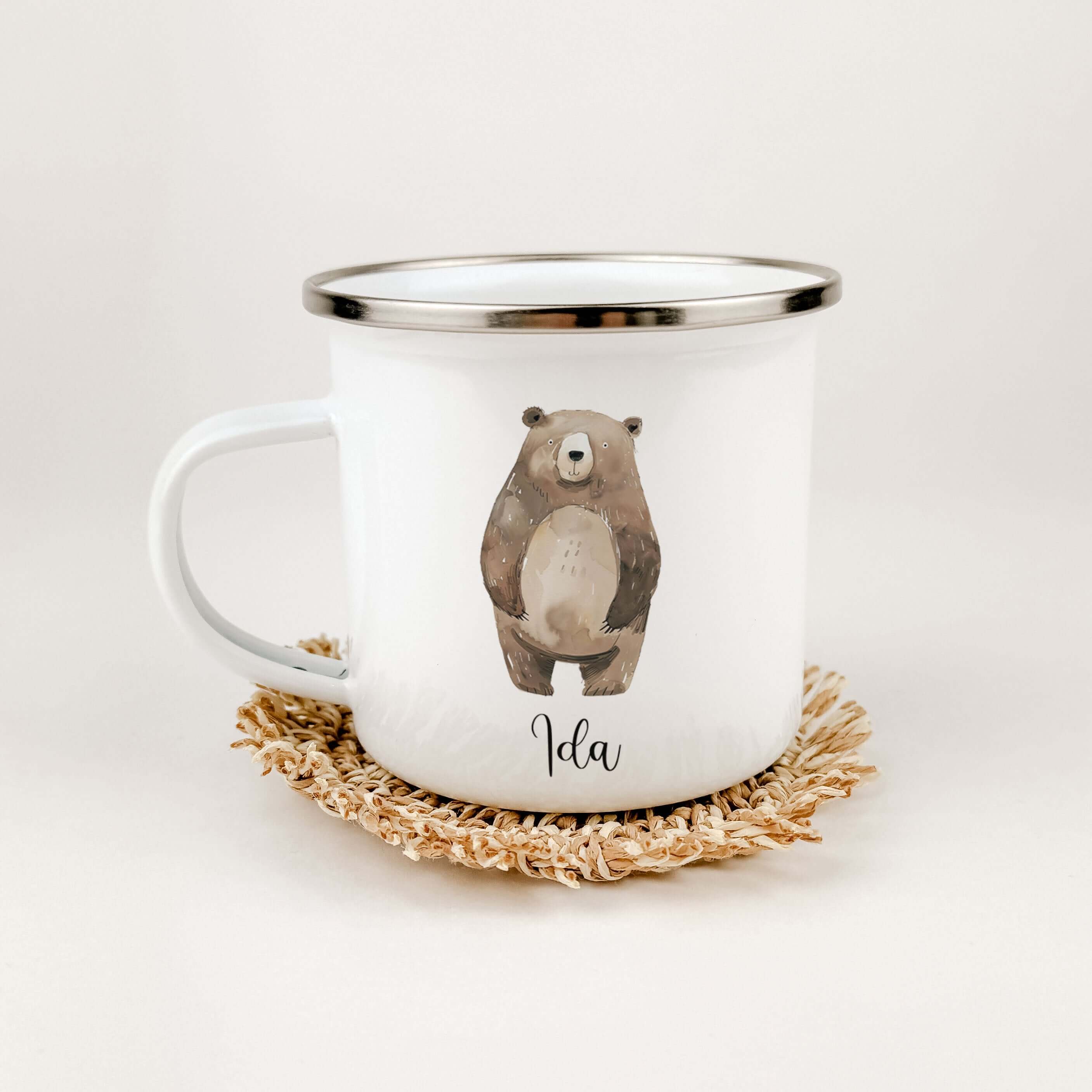 Emaille Tasse Bär No3-famprints-Emaille Tasse-Entdecke die liebevoll gestaltete Emaille Tasse Bär No3 – ein perfektes Geschenk für deinen kleinen Schatz! Diese personalisierte Tasse wird mit dem Namen des Kindes bedruckt und zeigt einen süßen kleinen Bäre