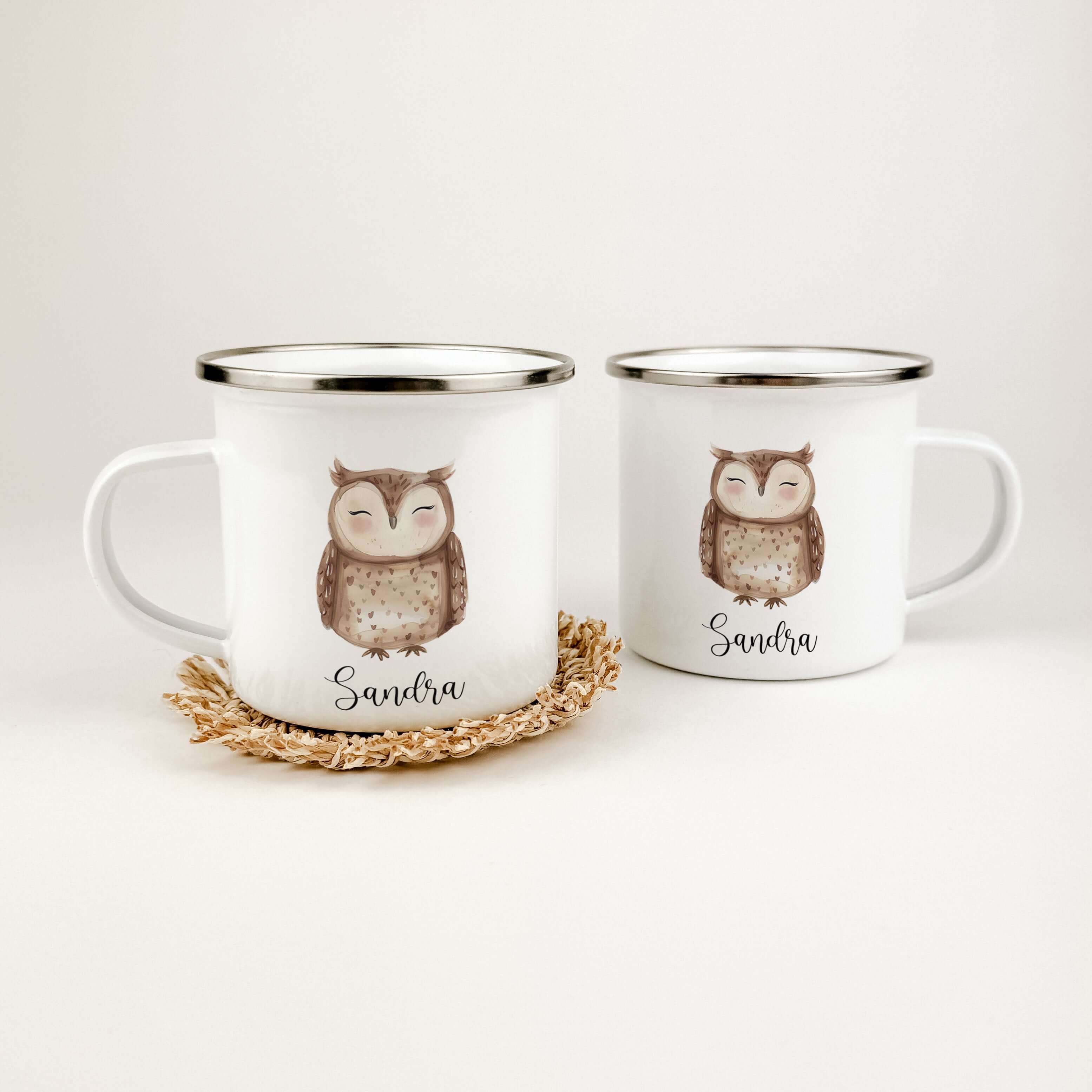 Emaille Tasse Eule-famprints-Emaille Tasse-Entdecke die wundervolle Emaille Tasse Eule – der perfekte Begleiter für kleine Eulen Liebhaber! Diese personalisierte Tasse mit dem Namen deines Kindes ist nicht nur ein liebevolles Geschenk, sondern auch ein ec