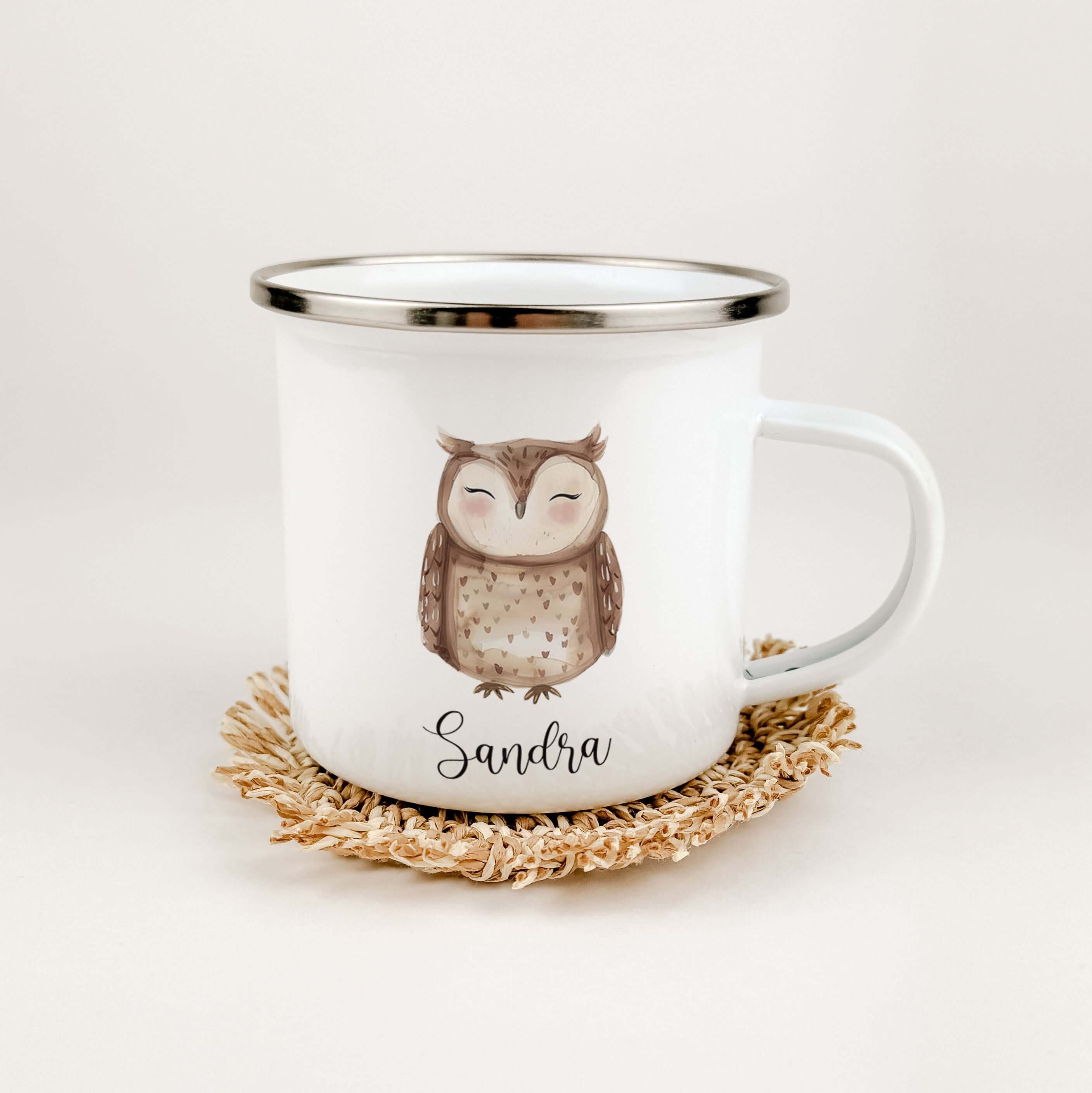 Emaille Tasse Eule-famprints-Emaille Tasse-Entdecke die wundervolle Emaille Tasse Eule – der perfekte Begleiter für kleine Eulen Liebhaber! Diese personalisierte Tasse mit dem Namen deines Kindes ist nicht nur ein liebevolles Geschenk, sondern auch ein ec