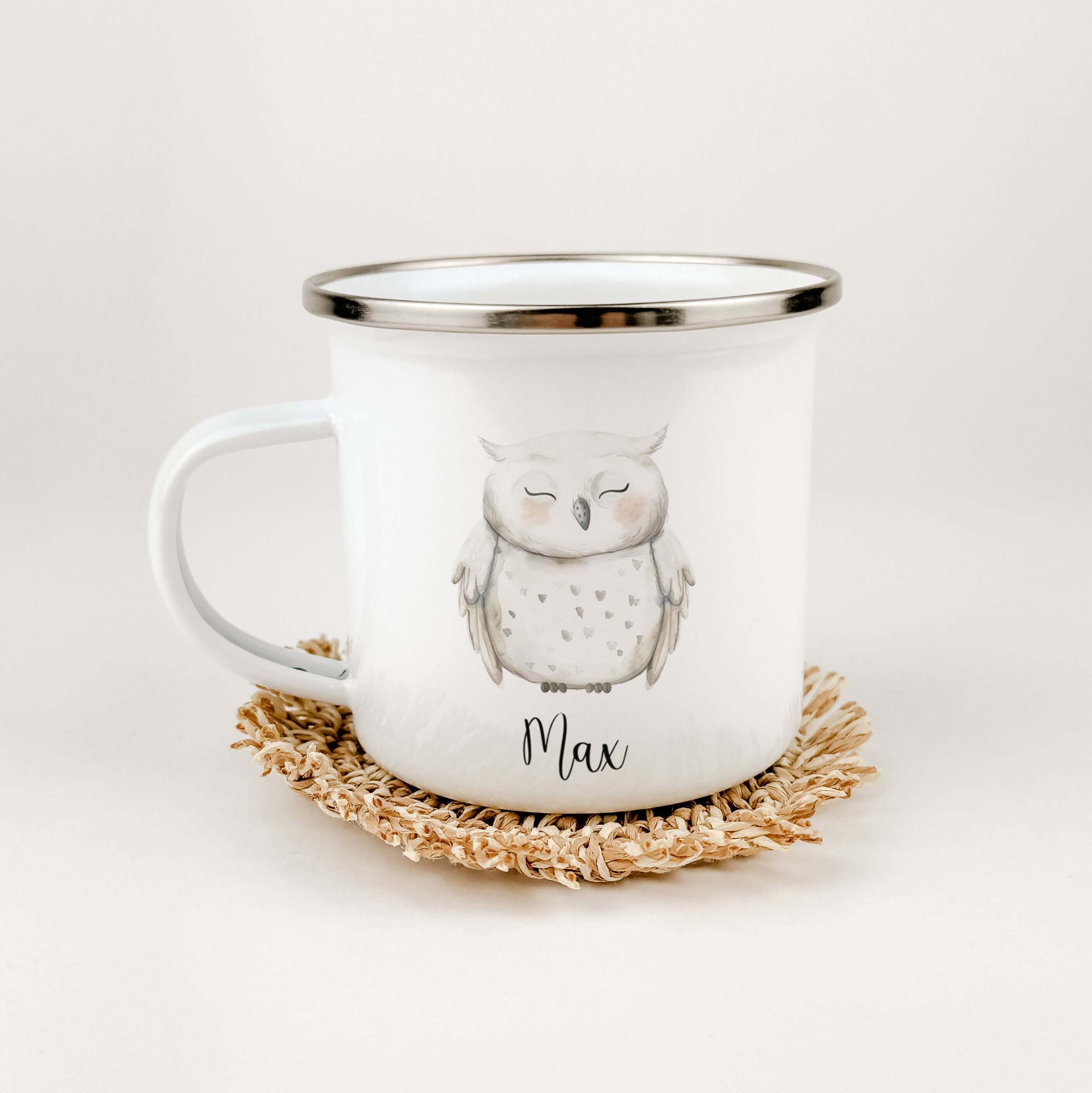 Emaille Tasse Eule-famprints-Emaille Tasse-Entdecke die wundervolle Emaille Tasse Eule – der perfekte Begleiter für kleine Eulen Liebhaber! Diese personalisierte Tasse mit dem Namen deines Kindes ist nicht nur ein liebevolles Geschenk, sondern auch ein ec