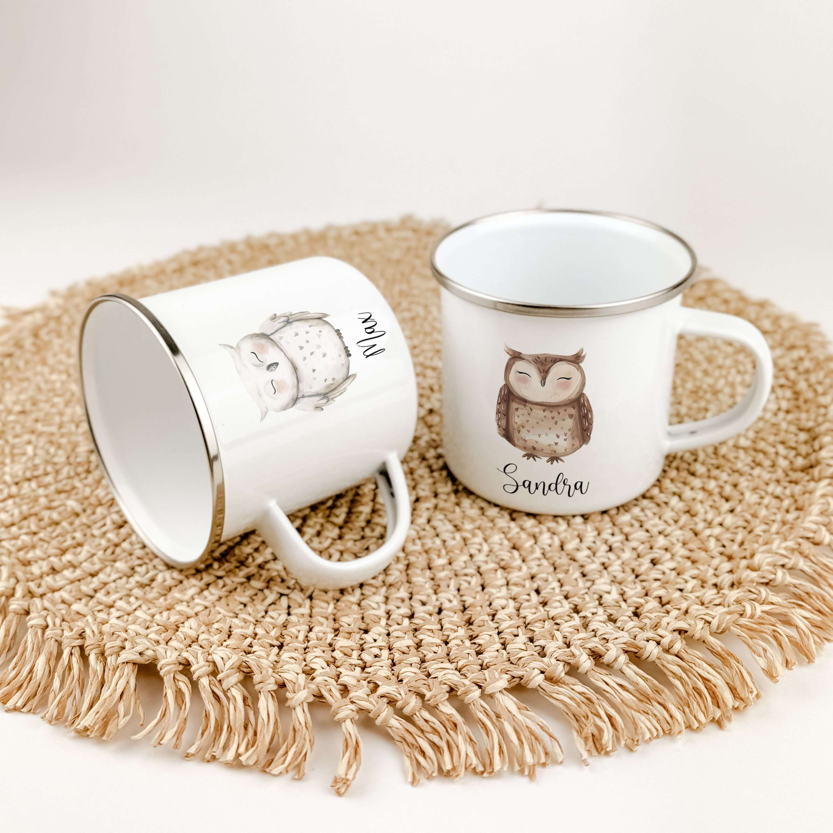 Emaille Tasse Eule-famprints-Emaille Tasse-Entdecke die wundervolle Emaille Tasse Eule – der perfekte Begleiter für kleine Eulen Liebhaber! Diese personalisierte Tasse mit dem Namen deines Kindes ist nicht nur ein liebevolles Geschenk, sondern auch ein ec
