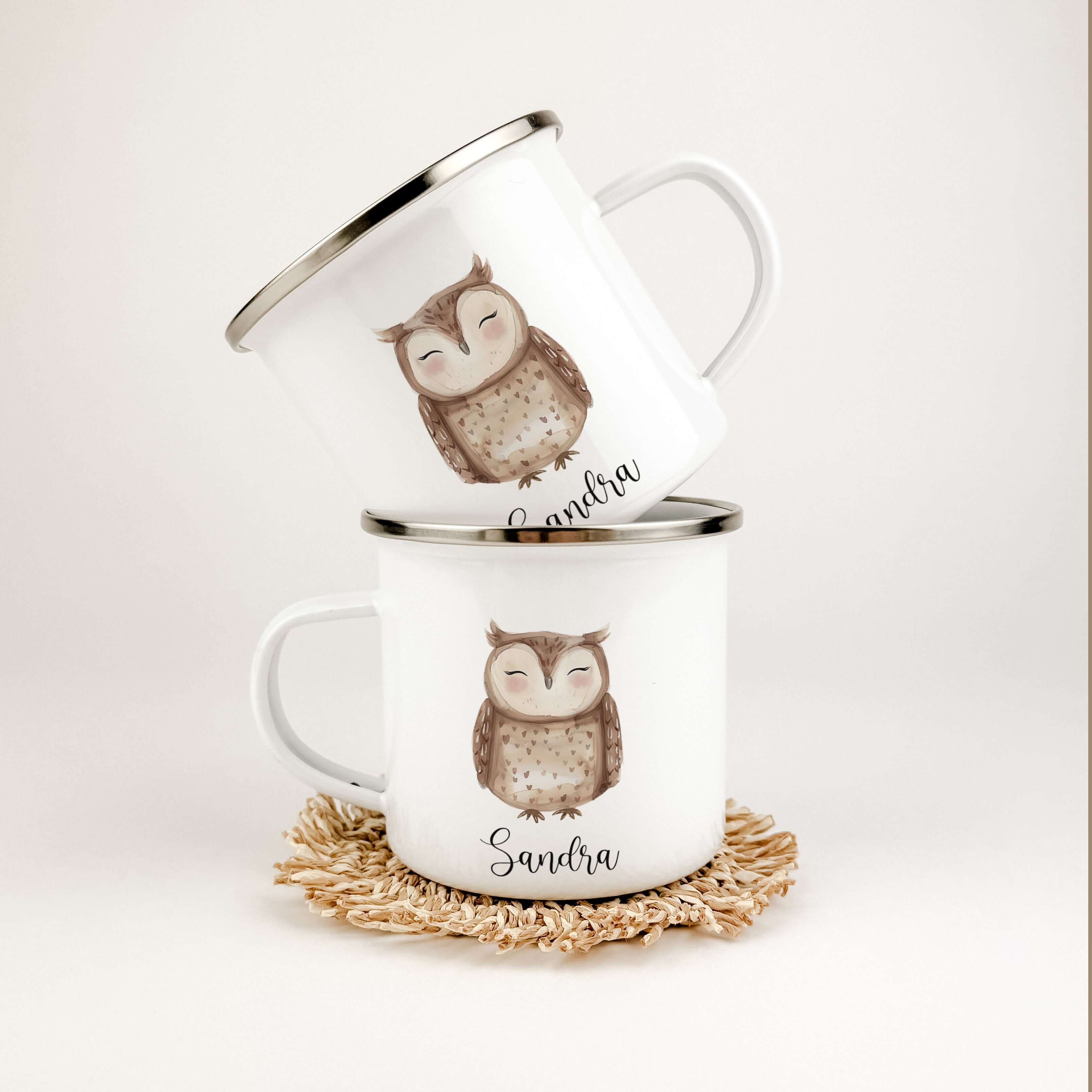 Emaille Tasse Eule-famprints-Emaille Tasse-Entdecke die wundervolle Emaille Tasse Eule – der perfekte Begleiter für kleine Eulen Liebhaber! Diese personalisierte Tasse mit dem Namen deines Kindes ist nicht nur ein liebevolles Geschenk, sondern auch ein ec