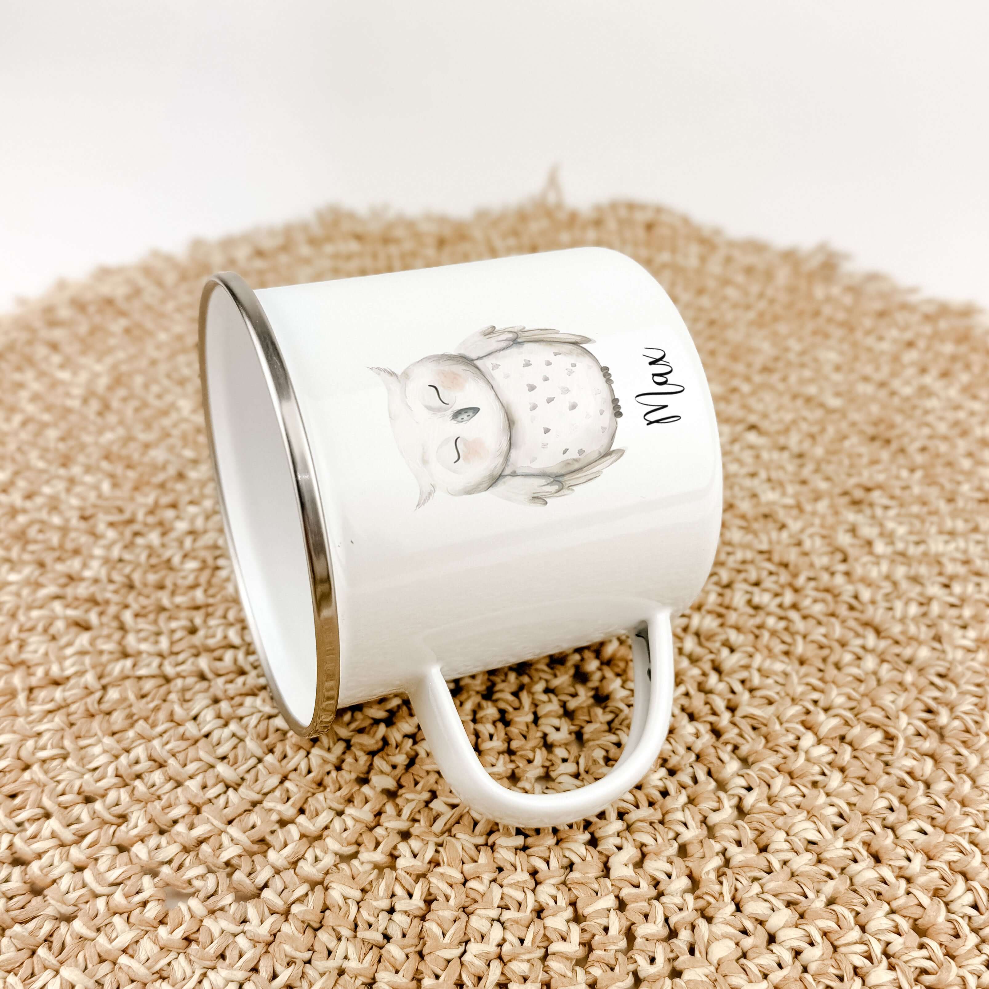 Emaille Tasse Eule-famprints-Emaille Tasse-Entdecke die wundervolle Emaille Tasse Eule – der perfekte Begleiter für kleine Eulen Liebhaber! Diese personalisierte Tasse mit dem Namen deines Kindes ist nicht nur ein liebevolles Geschenk, sondern auch ein ec