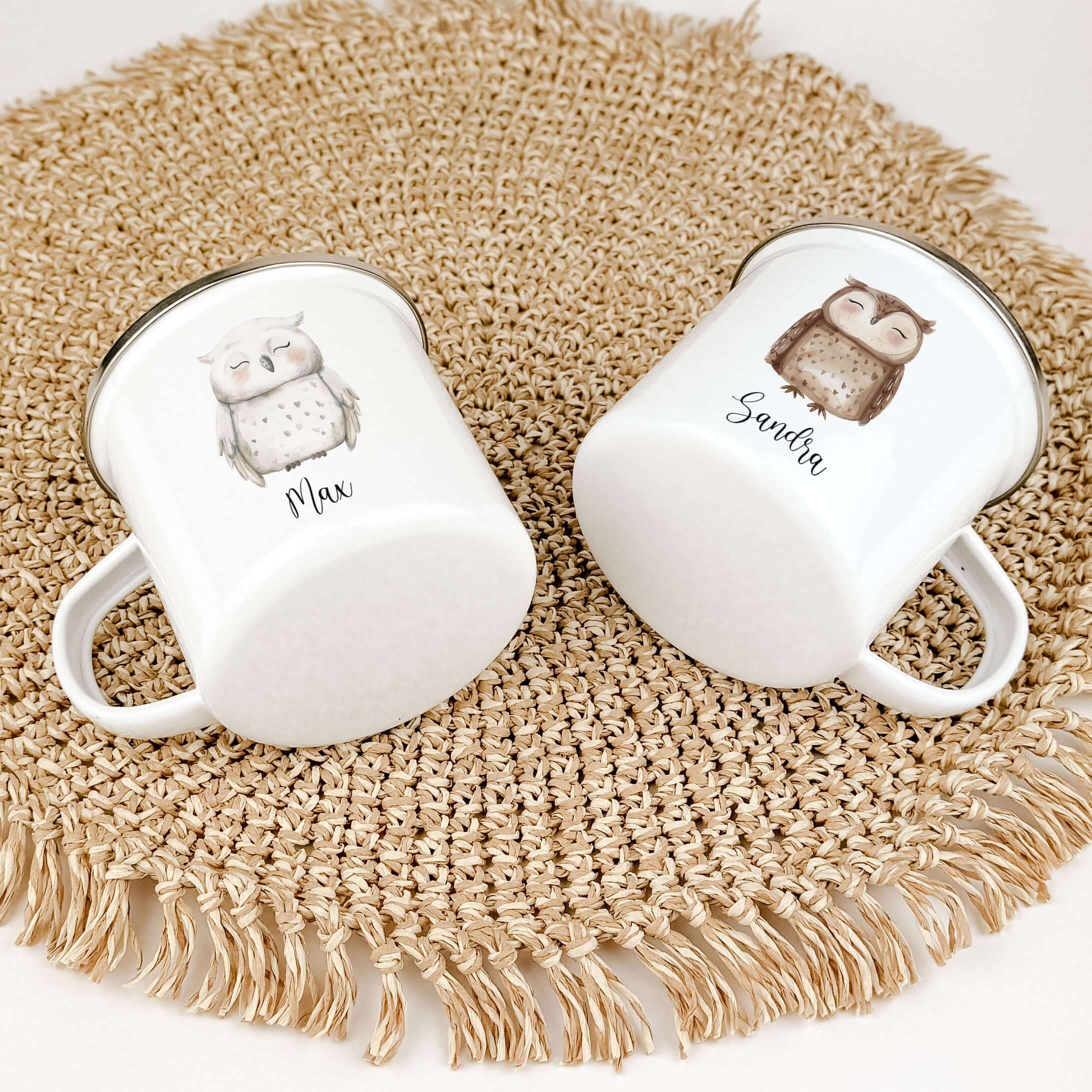 Emaille Tasse Eule-famprints-Emaille Tasse-Entdecke die wundervolle Emaille Tasse Eule – der perfekte Begleiter für kleine Eulen Liebhaber! Diese personalisierte Tasse mit dem Namen deines Kindes ist nicht nur ein liebevolles Geschenk, sondern auch ein ec