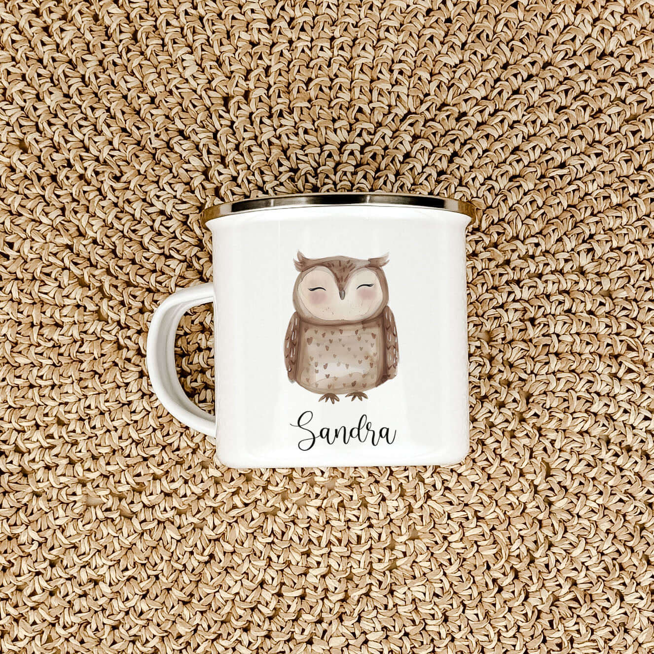 Emaille Tasse Eule-famprints-Emaille Tasse-Entdecke die wundervolle Emaille Tasse Eule – der perfekte Begleiter für kleine Eulen Liebhaber! Diese personalisierte Tasse mit dem Namen deines Kindes ist nicht nur ein liebevolles Geschenk, sondern auch ein ec