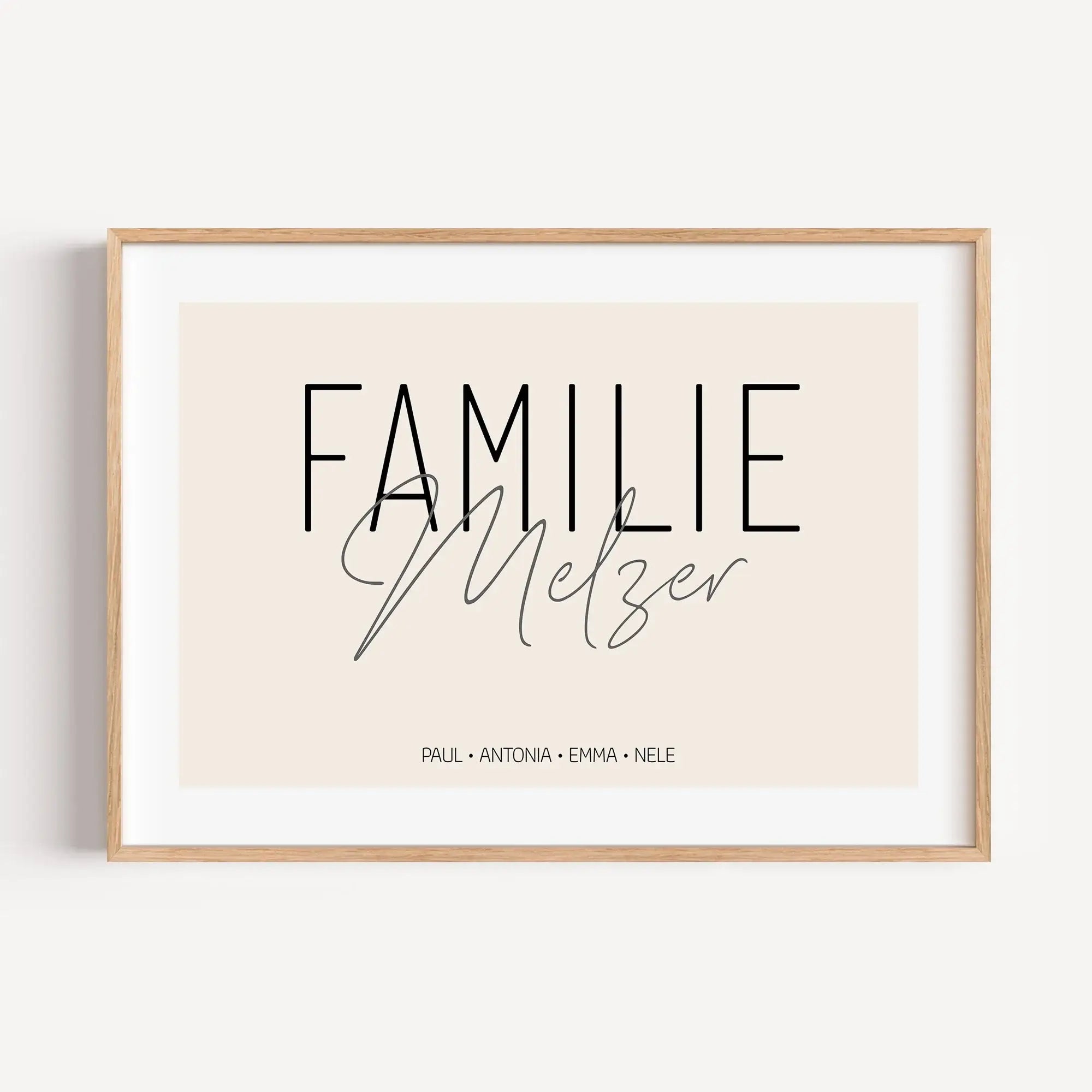 Familienposter Handschrift-famprints-Personalisiertes Poster-Auf dem stilvollen Familienposter 'Handschrift' findest du einen großen 'Familie' Schriftzug und darunter die Personalisierung mit deinem Wunschtext. In unserem Beispiel haben wir uns für den Fa