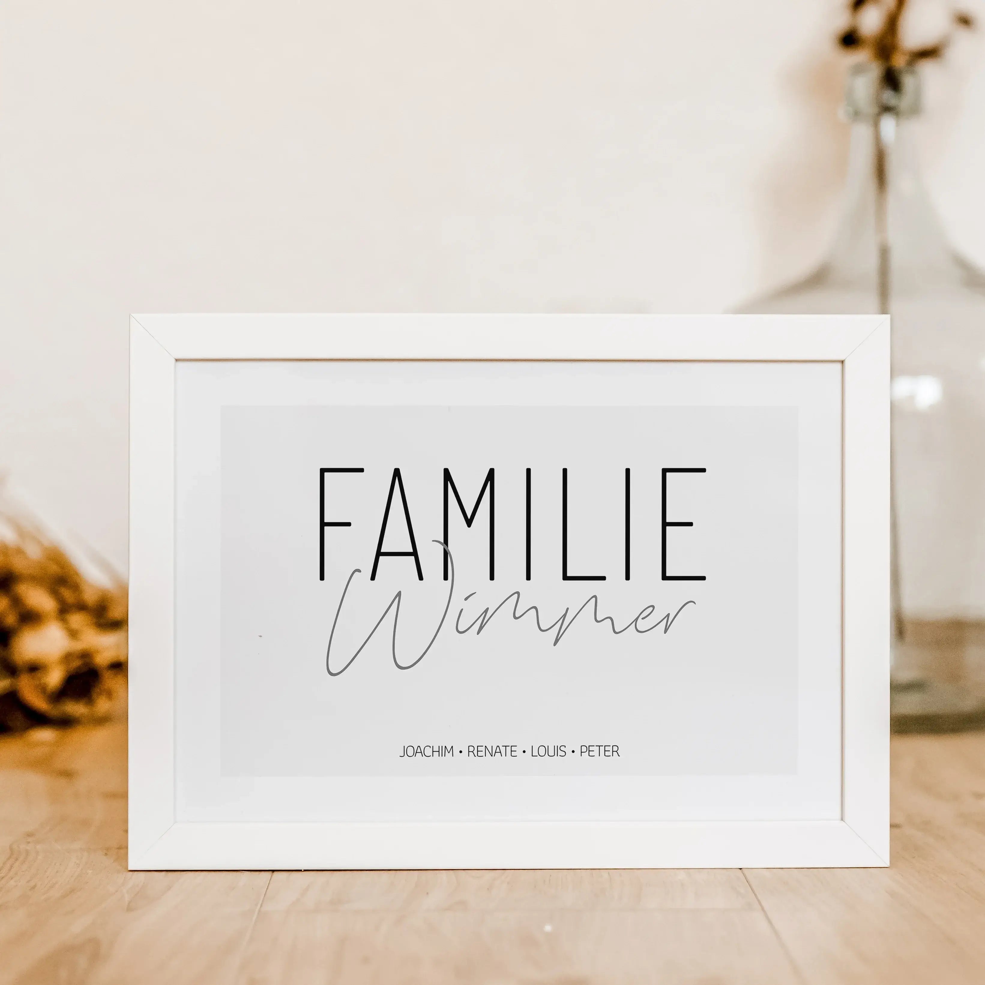 Familienposter Handschrift-famprints-Personalisiertes Poster-Auf dem stilvollen Familienposter 'Handschrift' findest du einen großen 'Familie' Schriftzug und darunter die Personalisierung mit deinem Wunschtext. In unserem Beispiel haben wir uns für den Fa