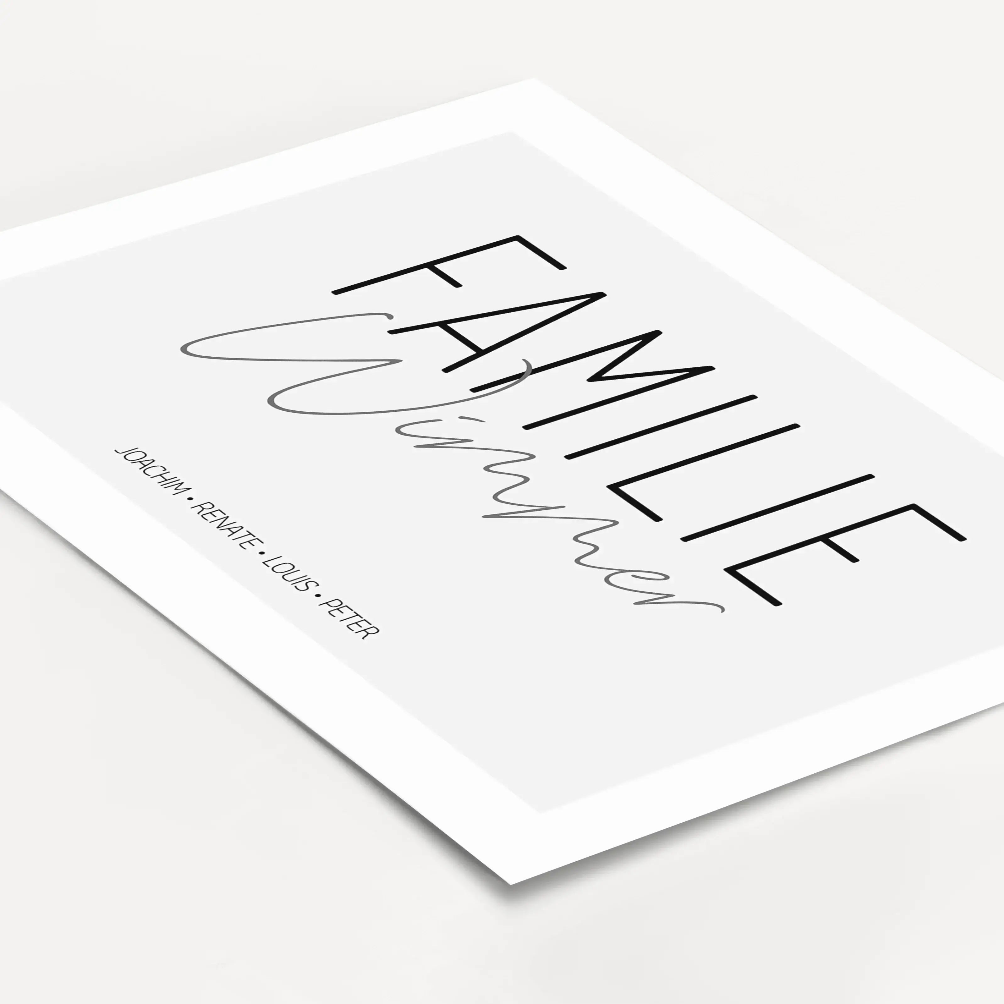 Familienposter Handschrift-famprints-Personalisiertes Poster-Auf dem stilvollen Familienposter 'Handschrift' findest du einen großen 'Familie' Schriftzug und darunter die Personalisierung mit deinem Wunschtext. In unserem Beispiel haben wir uns für den Fa